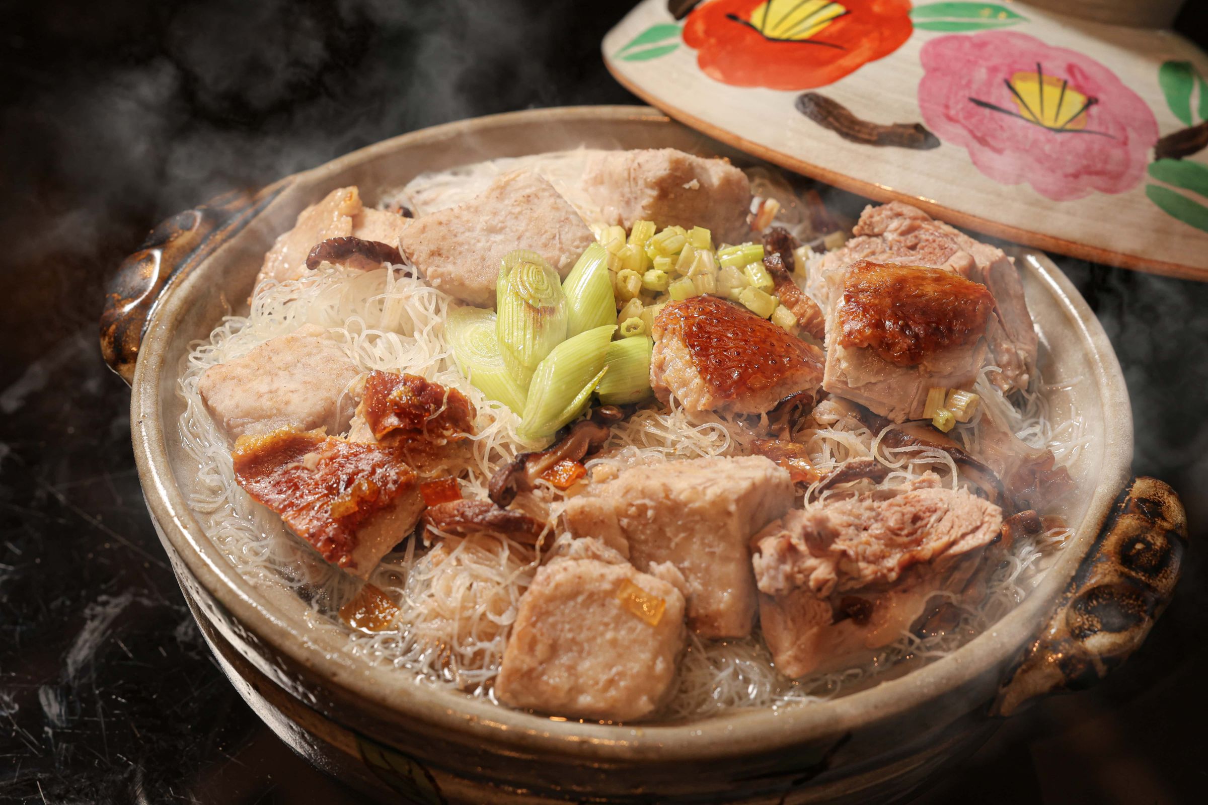 烤鴨辦桌宴中的主食以一鍋熱騰騰的「芋頭鴨絲米粉」填胃，湯頭香醇。（北投晶泉丰旅提供）