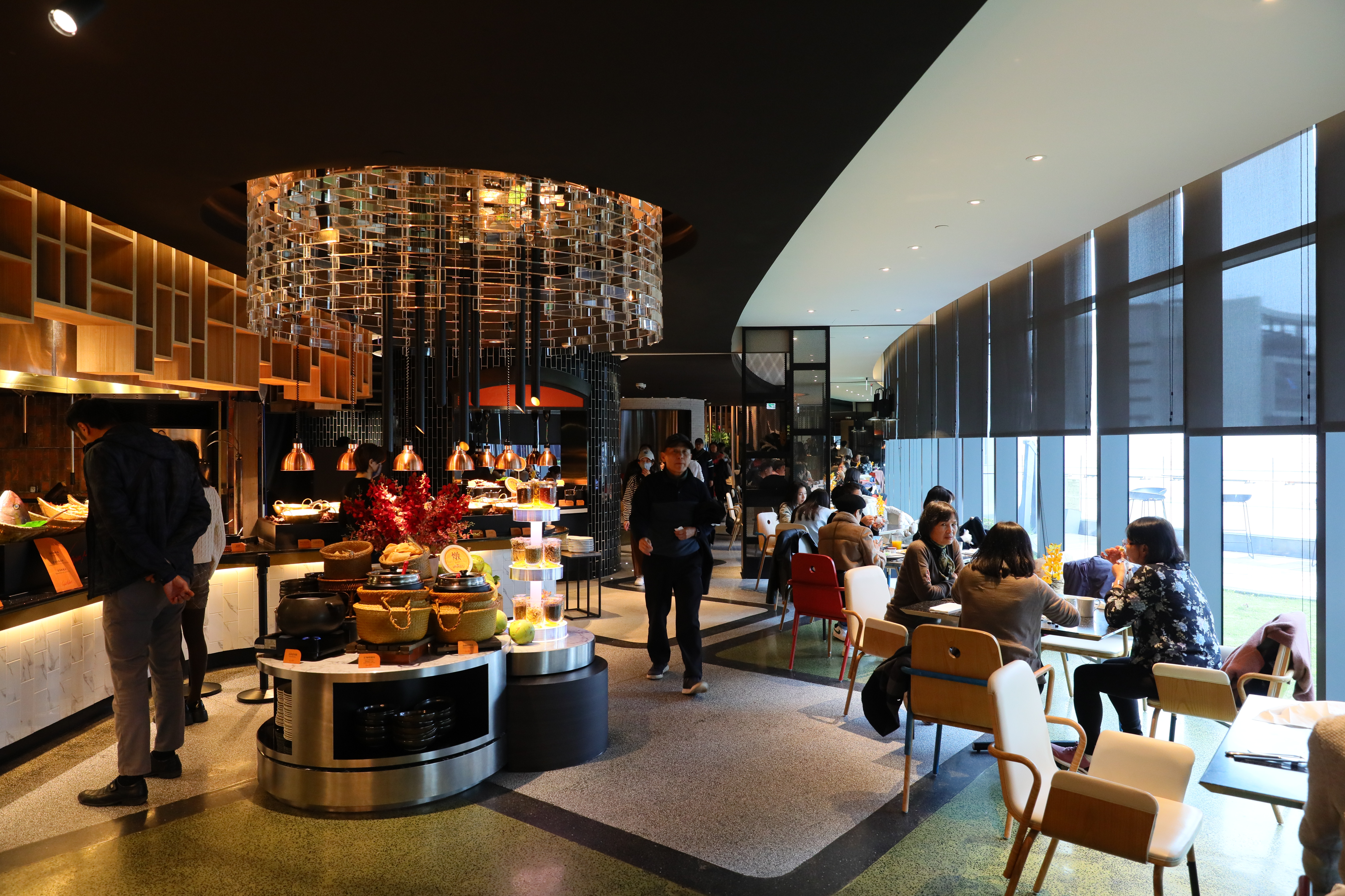 泰市場的用餐空間占地154坪,規劃了149個座位,還有一間可依客人需求調整的半開放式包廂。