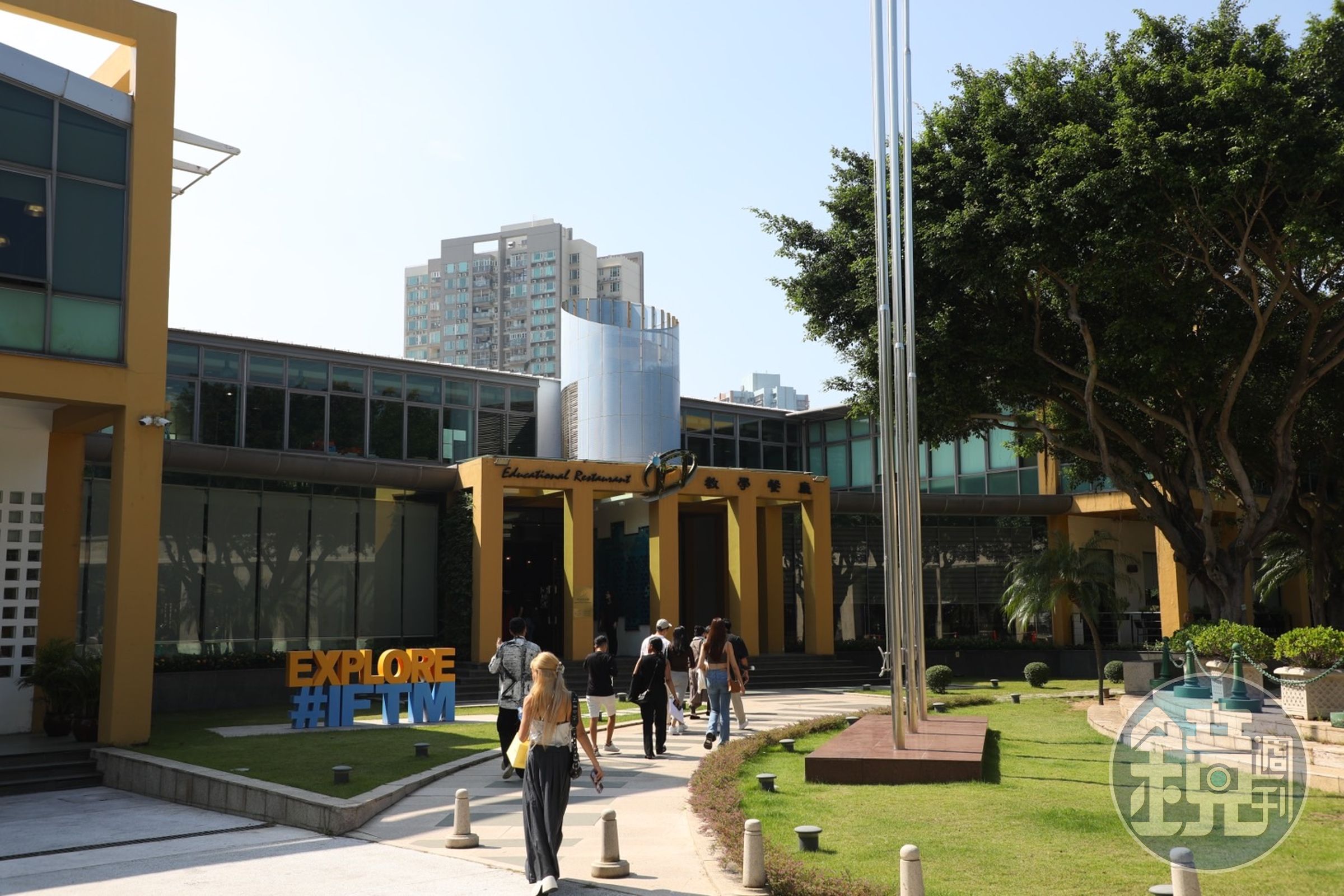 「澳門旅遊學院教學餐廳」就位於澳門旅遊學院旁，須爬一小段山坡才會抵達。             