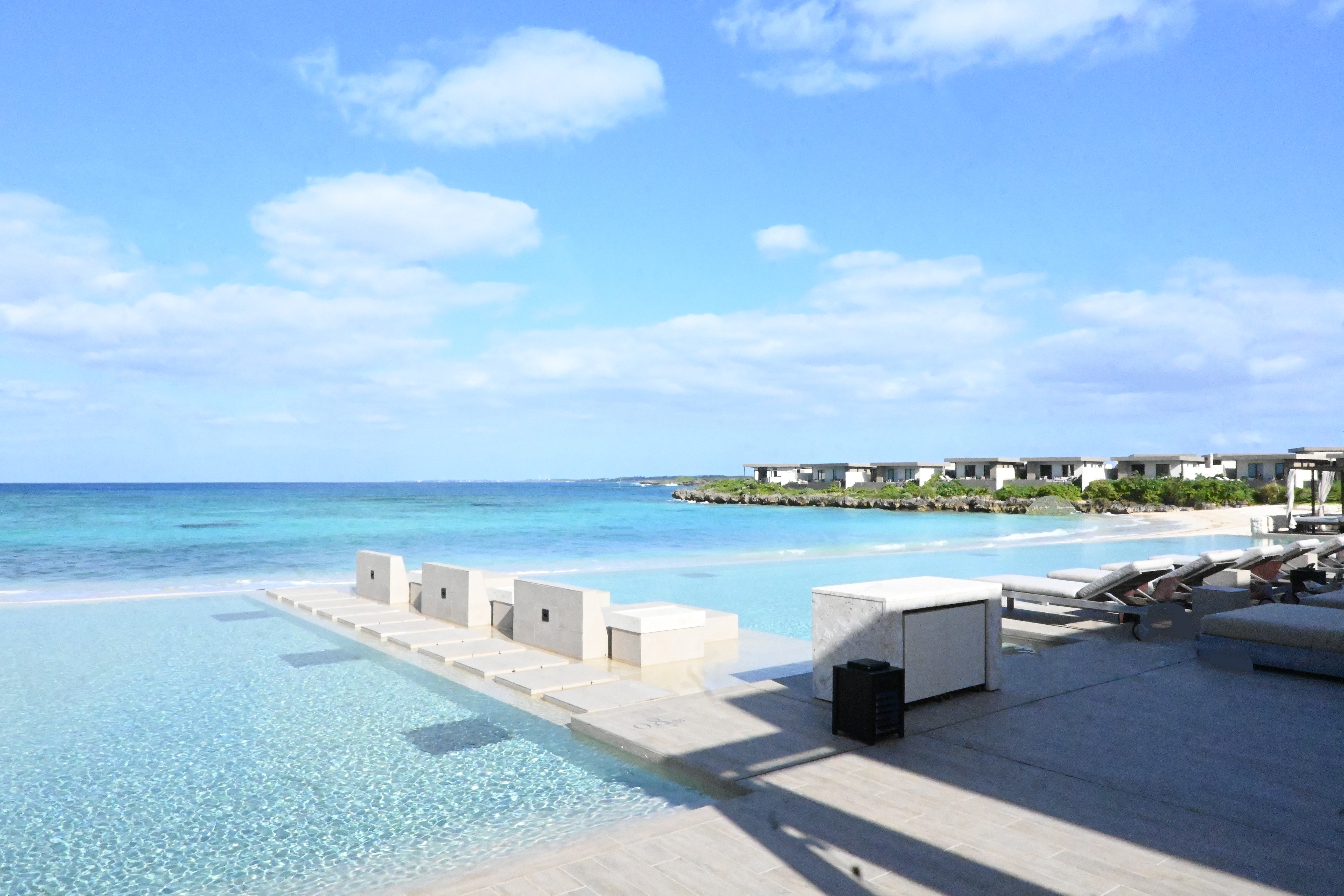 漸層的宮古藍海面，會隨著天光與雲層變化著色，每一分秒都是獨特的藍。