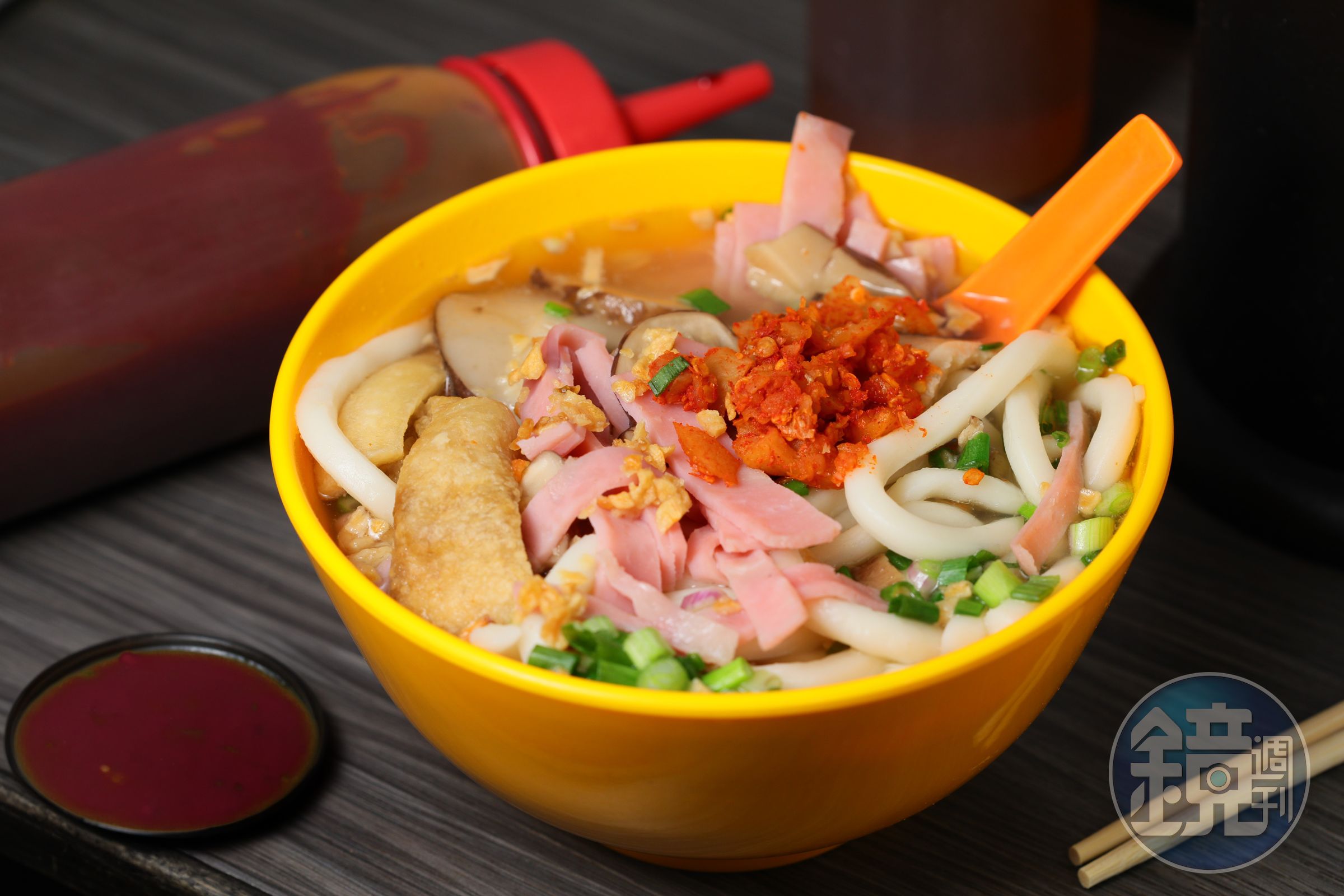 「懷舊脆油渣麵」的主角是炸豬皮與吸足湯汁的上海粗麵。(港幣42元/碗)