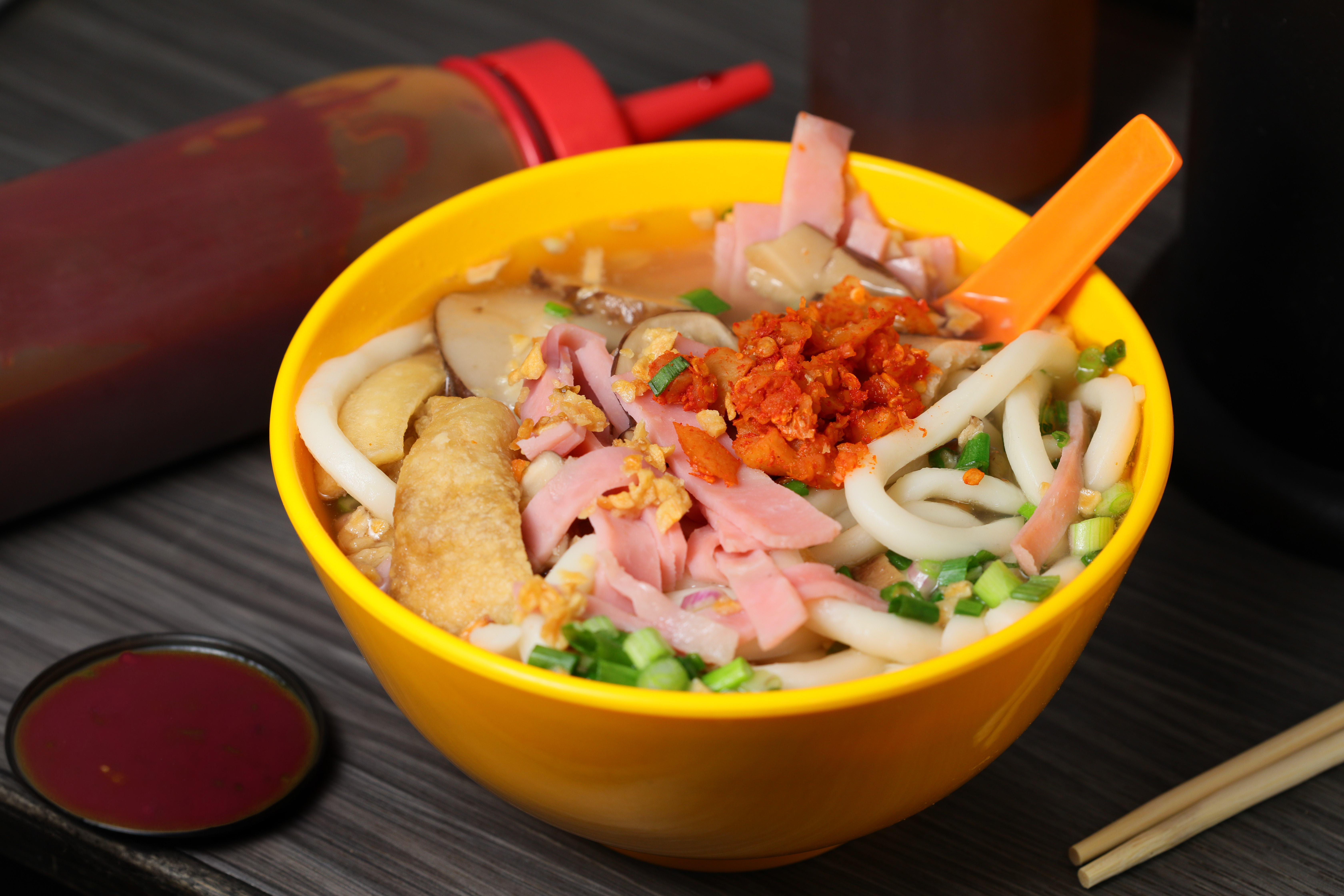 「懷舊脆油渣麵」的主角是炸豬皮與吸足湯汁的上海粗麵。(港幣42元/碗)