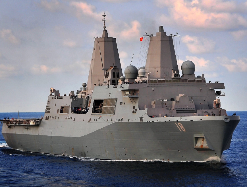 美國軍艦沖繩外海失火。（示意圖，翻攝自X）