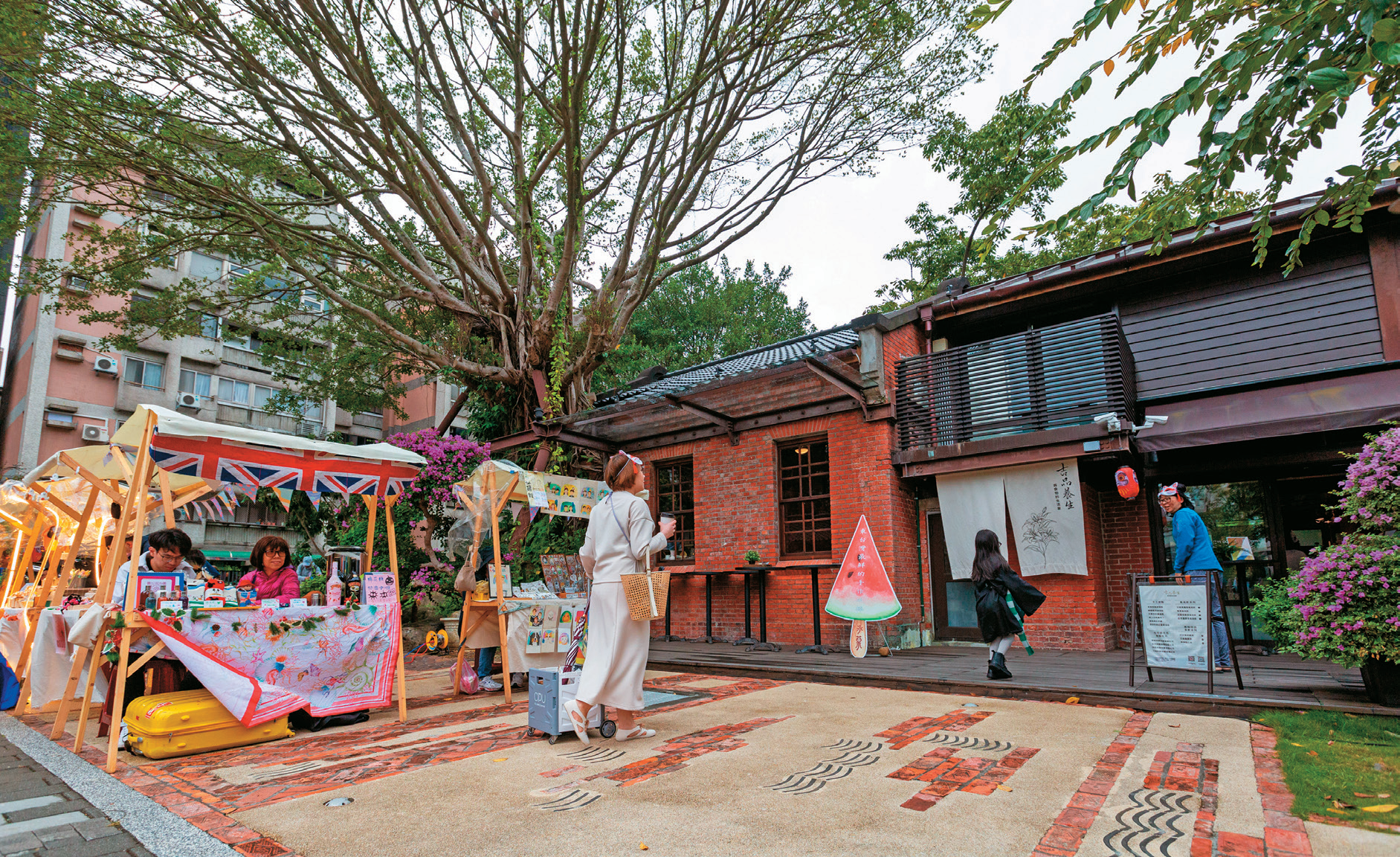 榕錦時光生活園區秋、冬季每週末都會舉辦市集，吸引許多遊客前來遊逛。（攝影／翁睿坤）