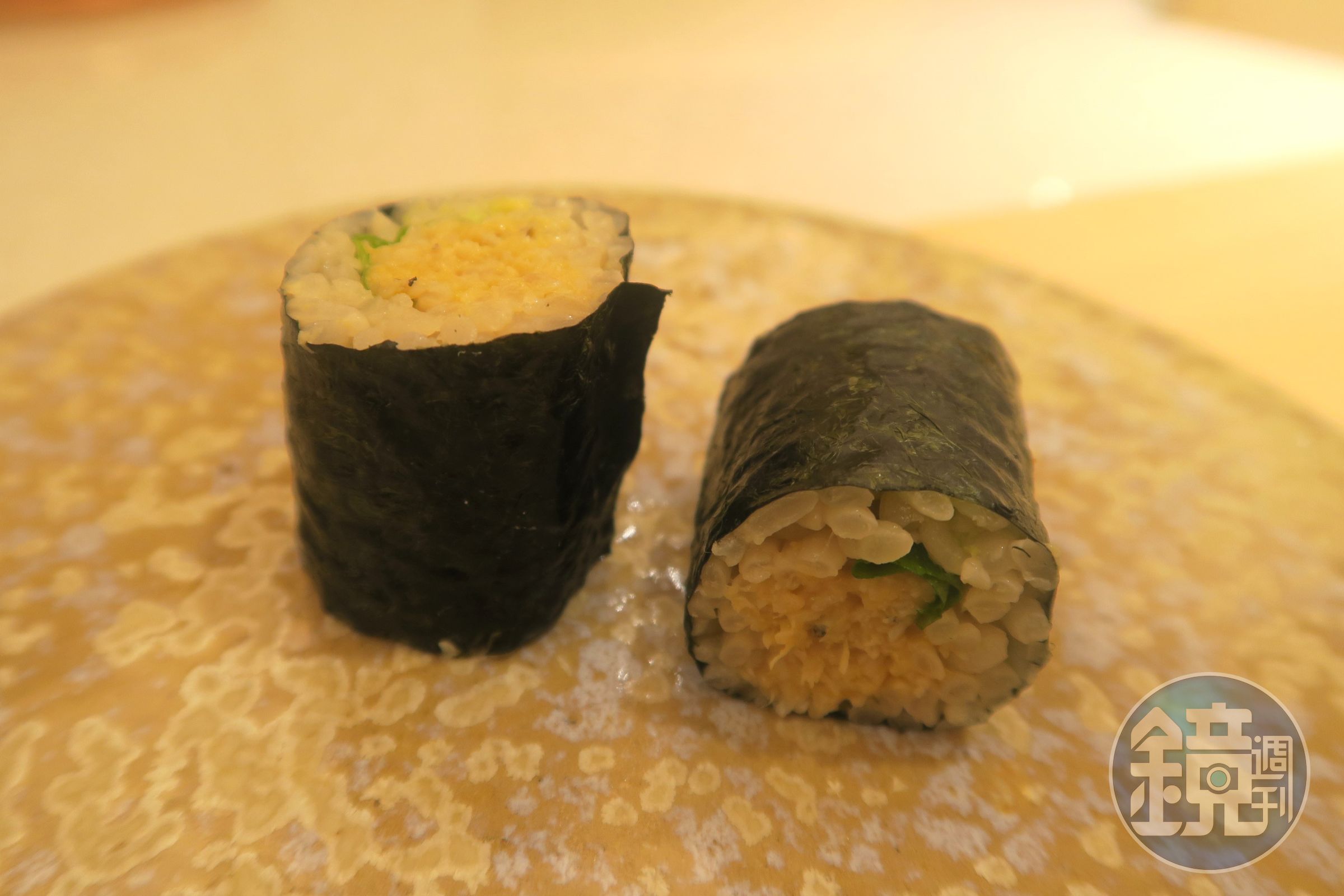 接近餐宴尾聲時，再度登場的大閘蟹料理「蟹味噌細卷」，滋味清淡，留有餘韻。
