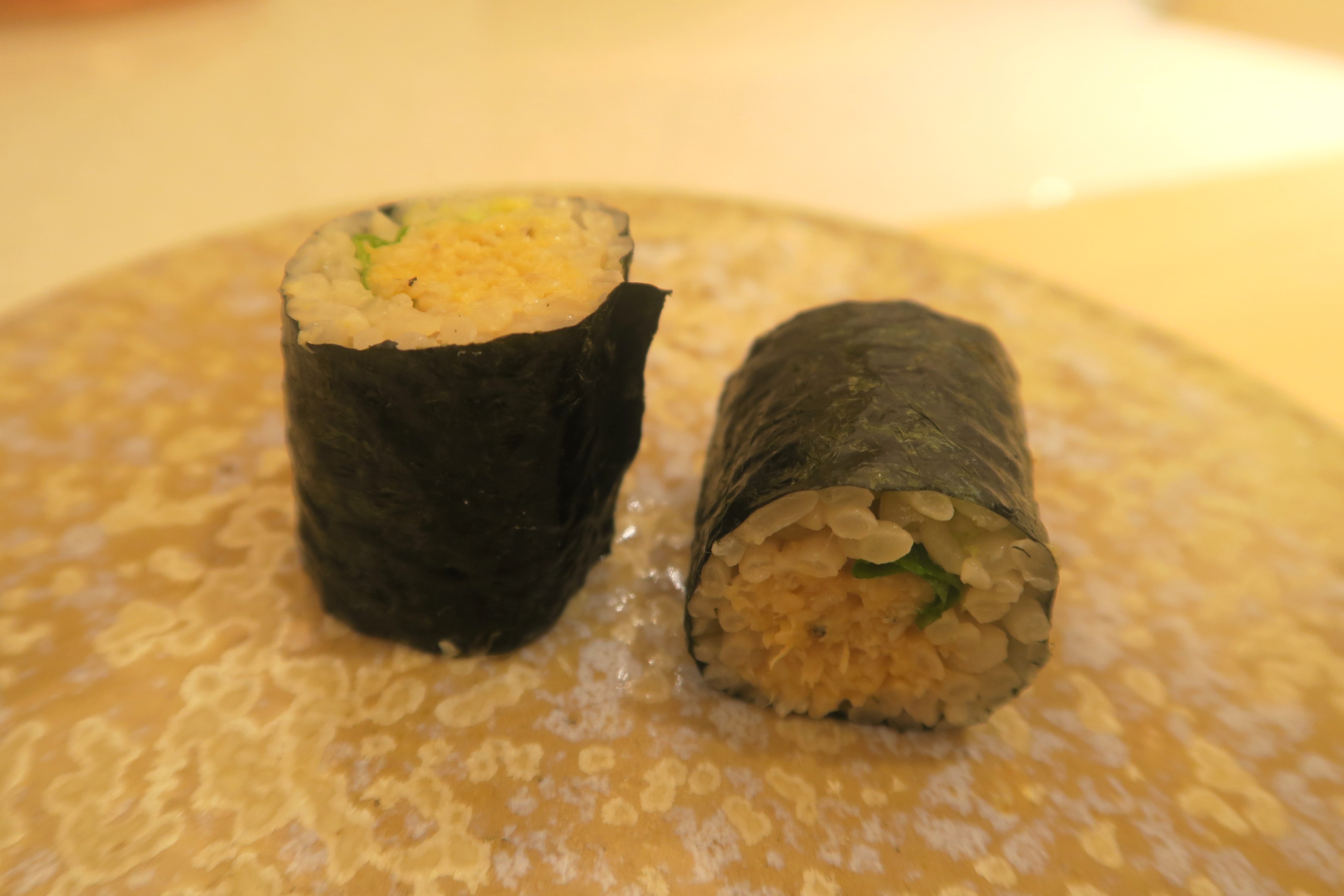 接近餐宴尾聲時,再度登場的大閘蟹料理「蟹味噌細卷」,滋味清淡,留有餘韻。