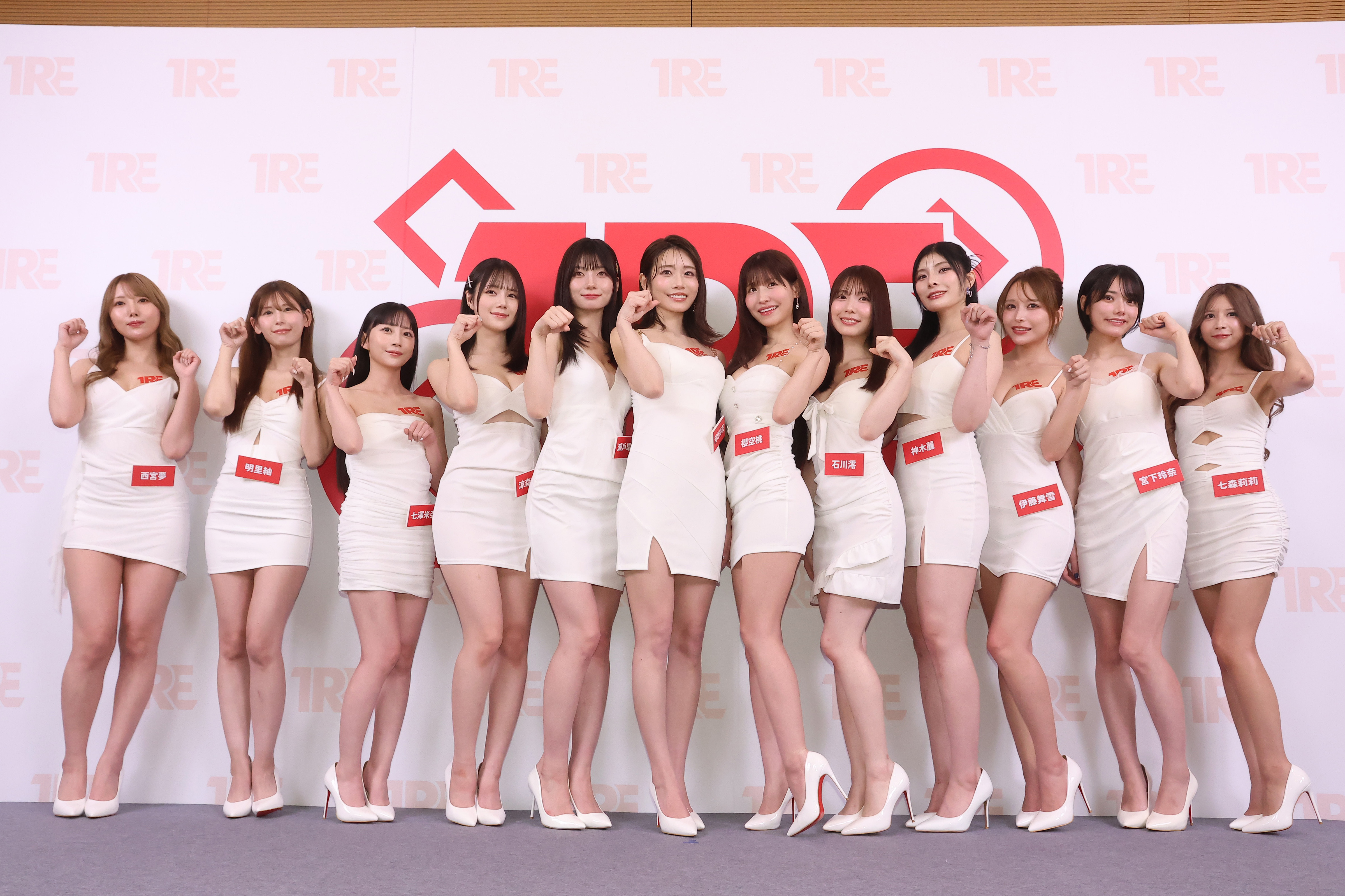 TRE暗黑女神提前與大家見面,比出招財貓手勢萌翻啦。