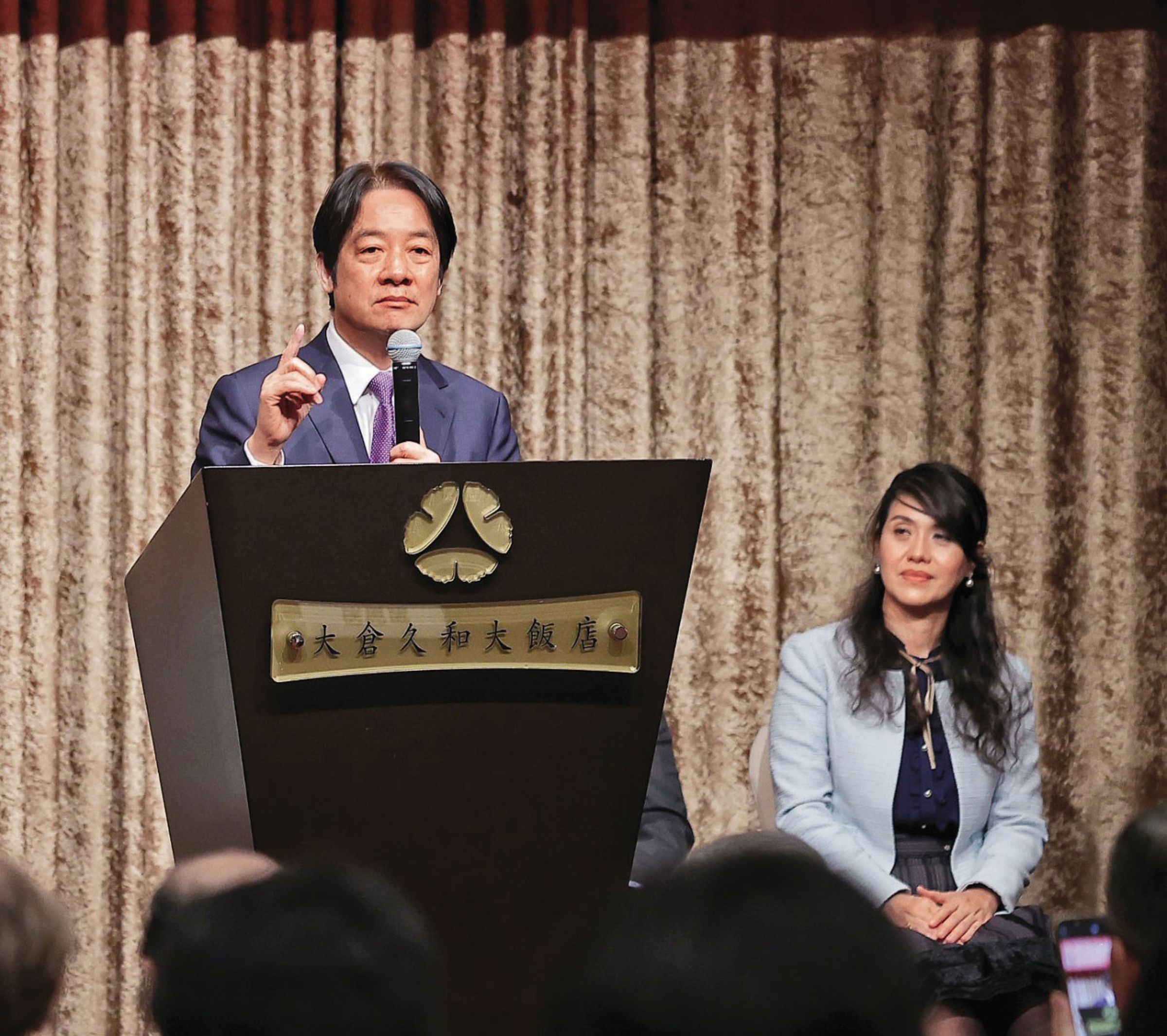 2023年一場台日座談會,當時的副總統賴清德(左)、駐日代表謝長廷都有參加,廖雨詩(右)也是講者之一。(總統府提供)