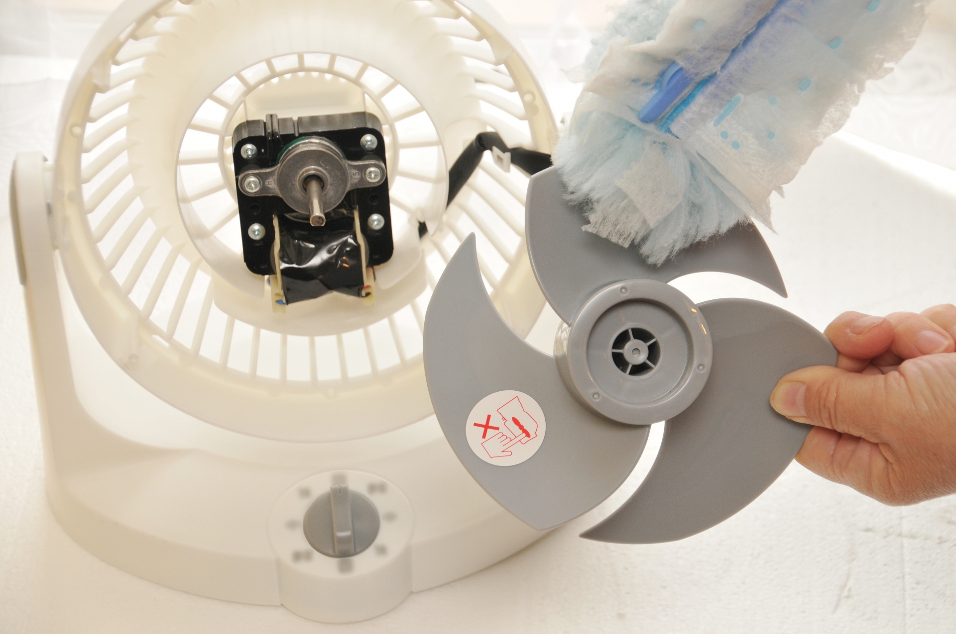 全聯建議用柔軟精稀釋後，用濕布擦扇葉和外殼就能輕鬆清潔電風扇。（示意圖，photoAC）