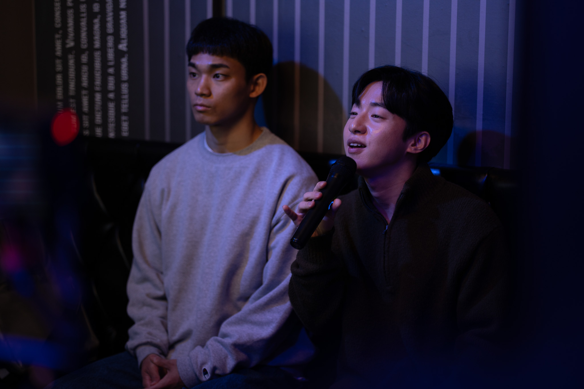 《3670》中曹有鉉（左）飾演同志脫北者，在某聚會認識金賢睦（右）逐漸培養出情誼。（好威映象提供）