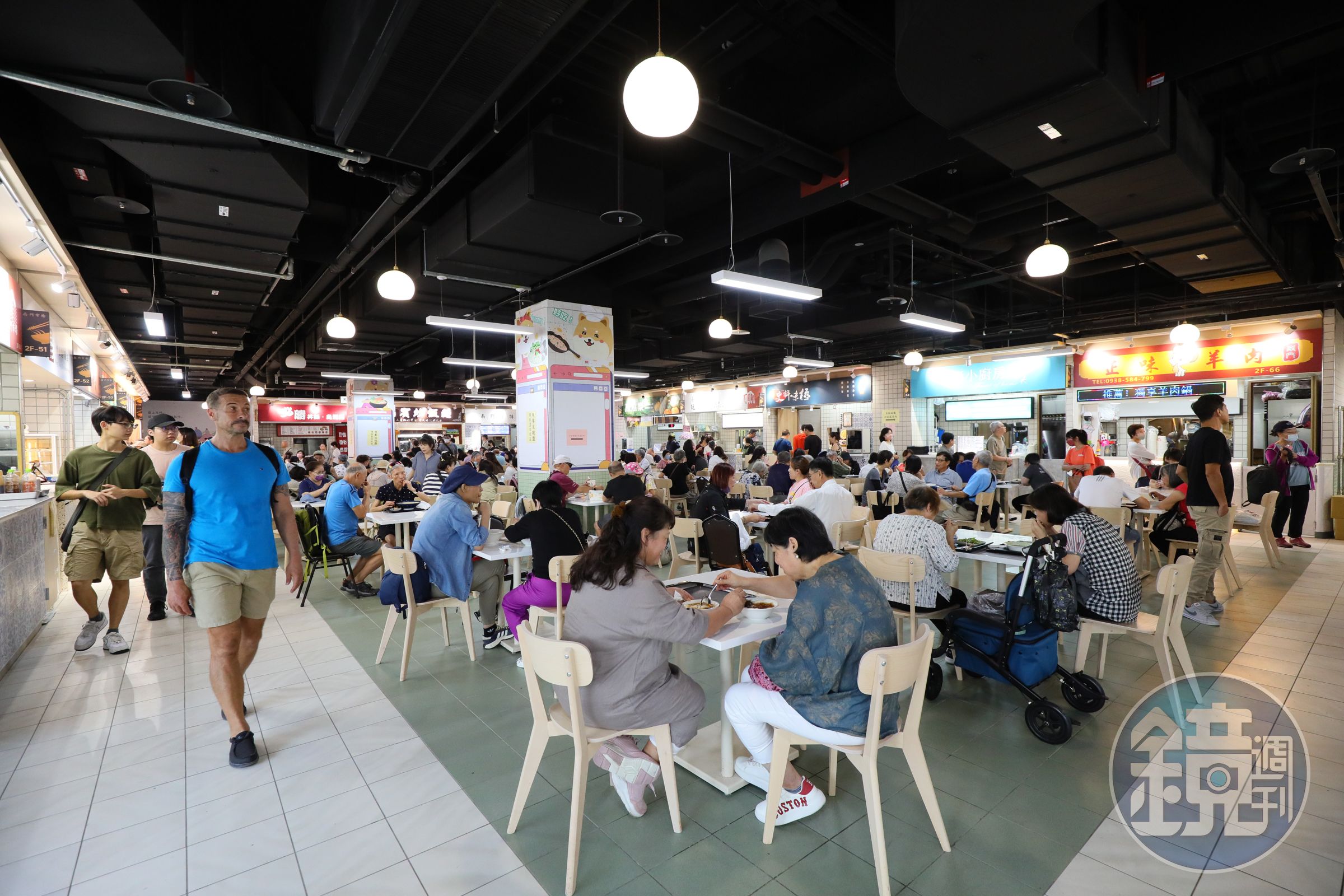 南門市場共3層樓,合計254個攤位,二樓設有美食廣場。