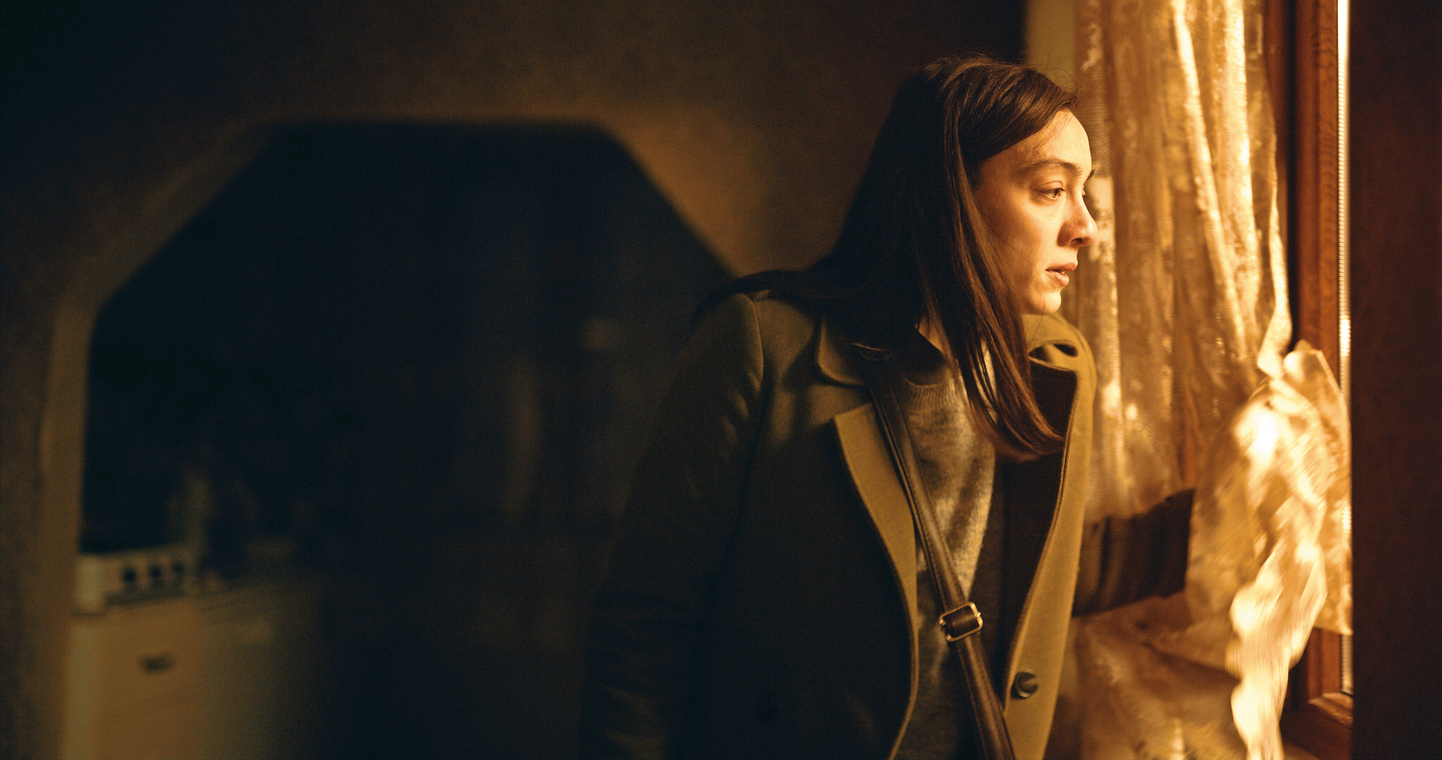 大雪下小鎮發生一起神祕失蹤案，被分派到偏鄉服務的年輕護士，捲入一場權力、猜忌的風暴漩渦。（政駒提供）