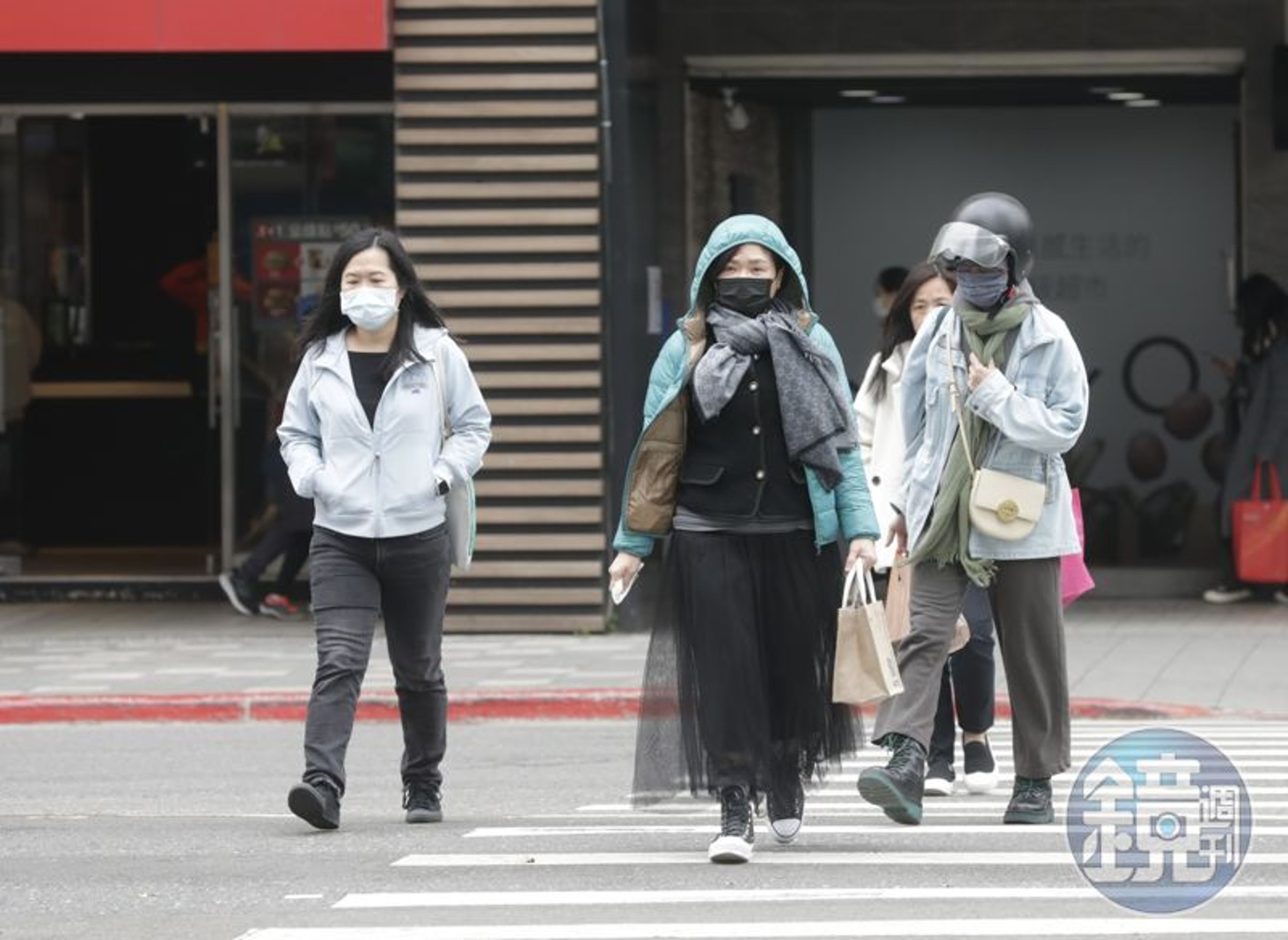 氣象專家林得恩提醒，今晚至明日清晨將是這波南下冷空氣達到最強的時刻，降溫會非常有感。（鏡報林煒凱）