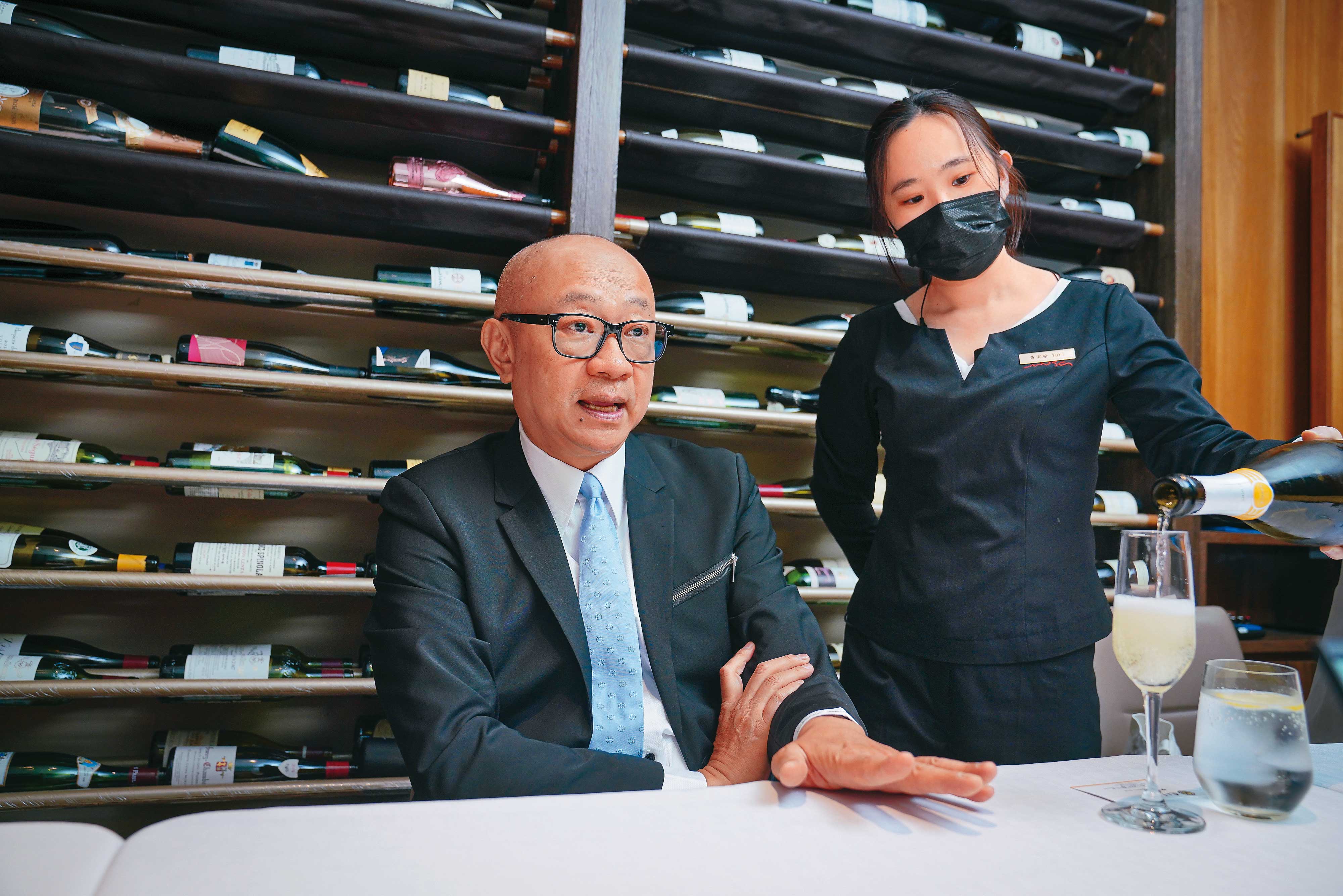 王劭仁（左）走訪全球，首創精品酒店聯名7大酒莊，讓入住的旅客一次享用。