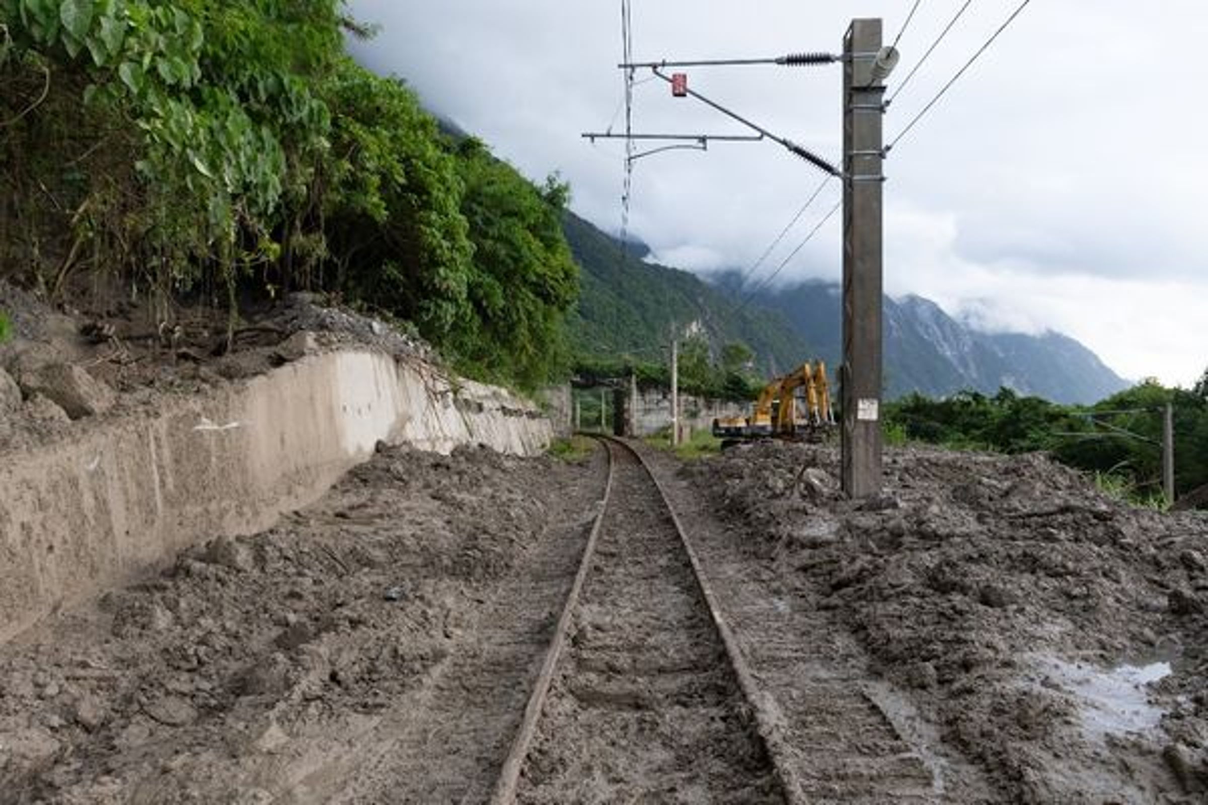 台鐵崇德至和仁段因土石流侵入鐵軌而封閉，台鐵於今日清晨正式搶通，恢復雙線通車。（交通部提供）
