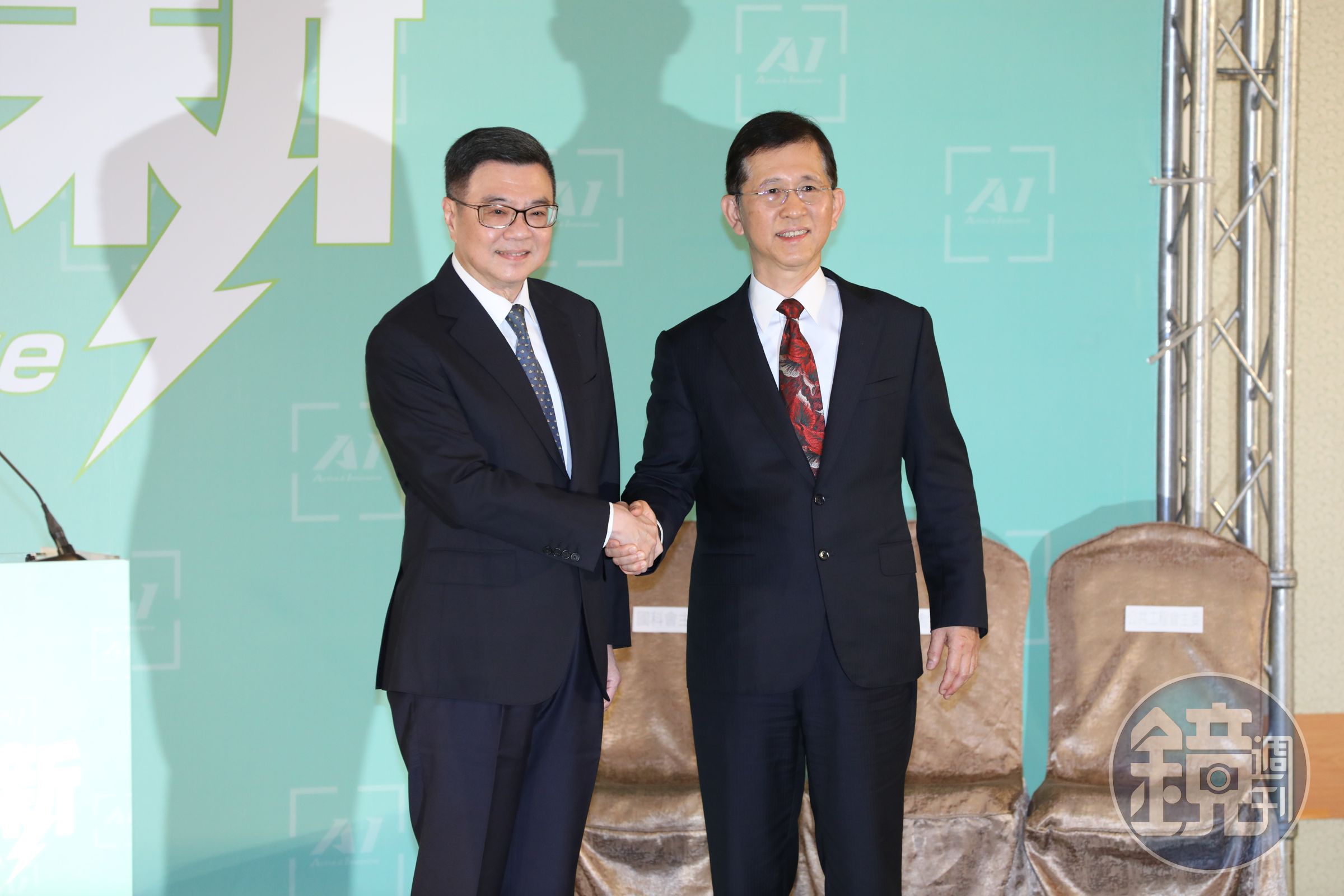準數發部長黃彥男(右)還未上任,但近日已向數發部下了3道指示要求修改官網,被解讀矛頭對準現任部長唐鳳。(本刊資料照)