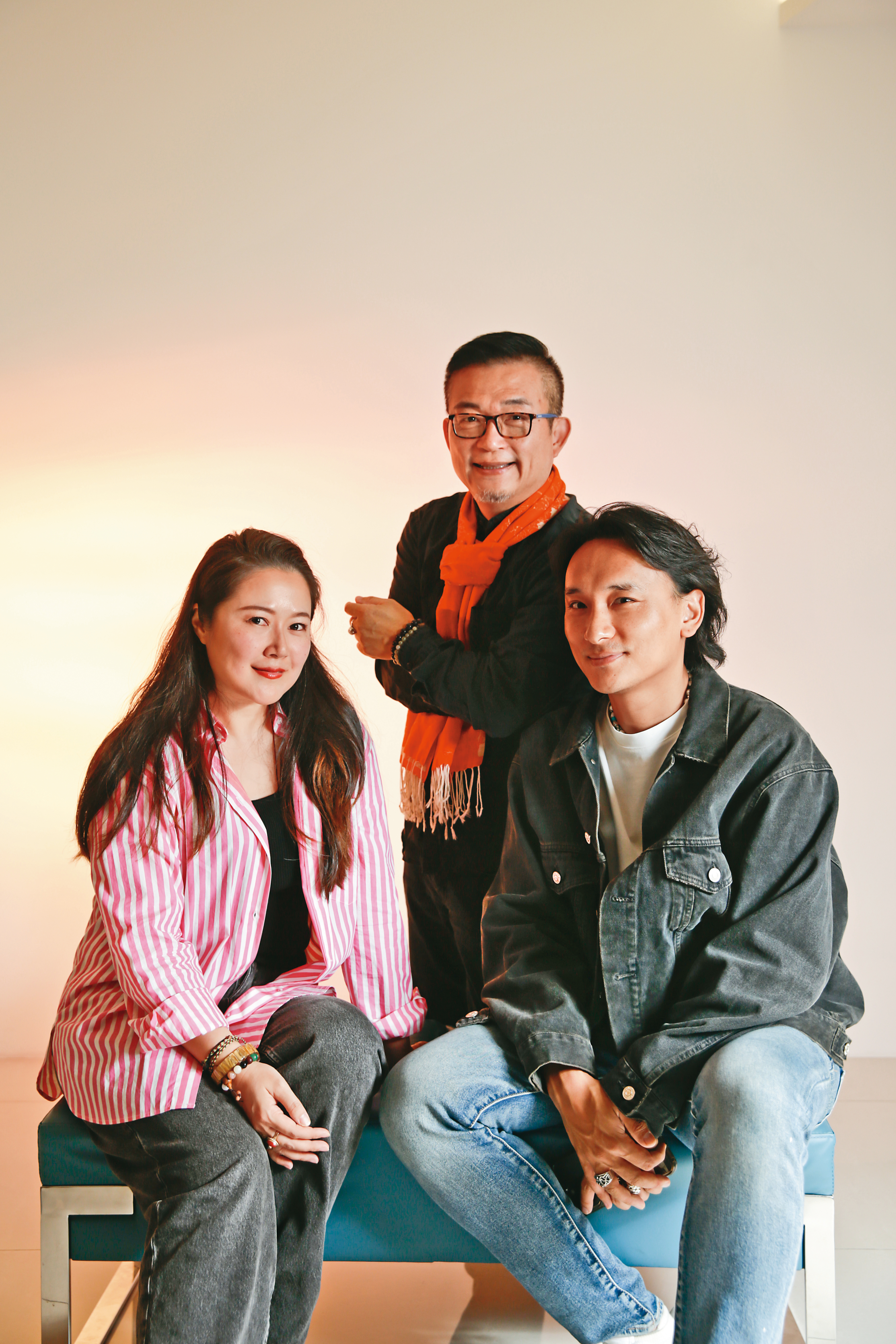 巴沃邱寧多傑(右)與製片妻子賴梵耘(左)婉拒投資方籌措過多經費,海鵬影業總經理姚經玉(中)也認同他們的做法。