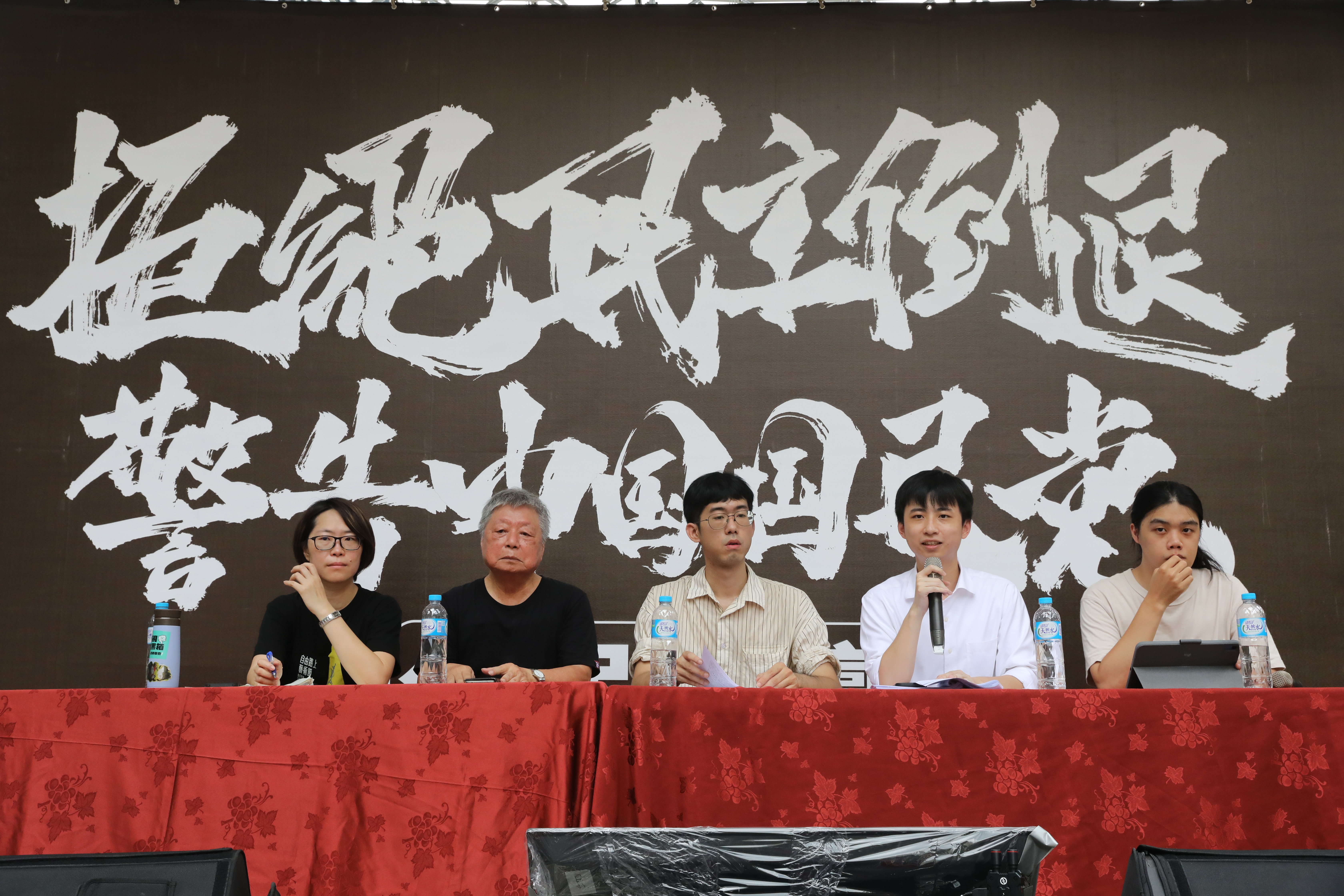 「青鳥」們再次集結，重返立法院外抗議。