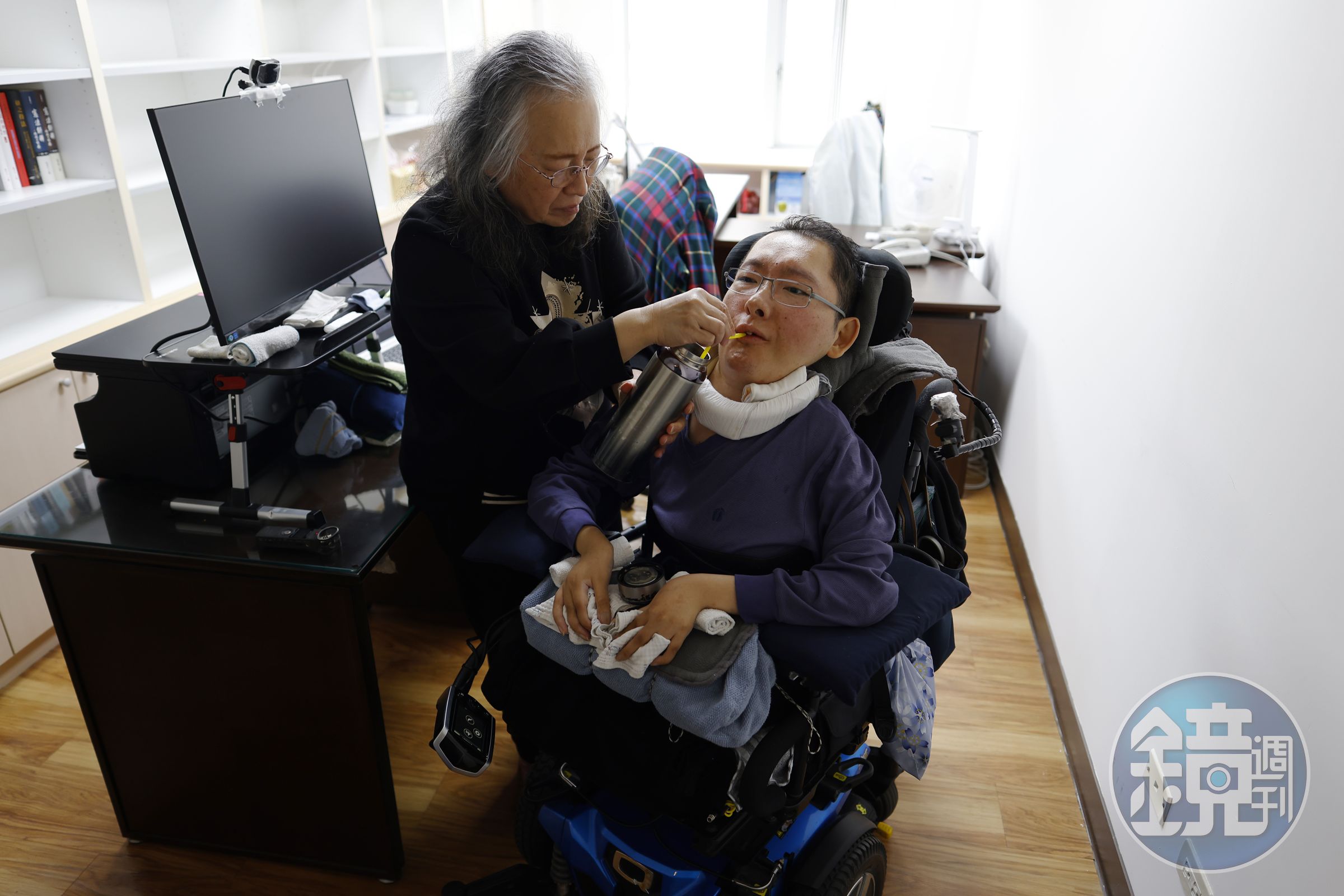 陳俊翰喜歡喝咖啡,訪談中口渴,就請母親拿保溫瓶讓他喝。