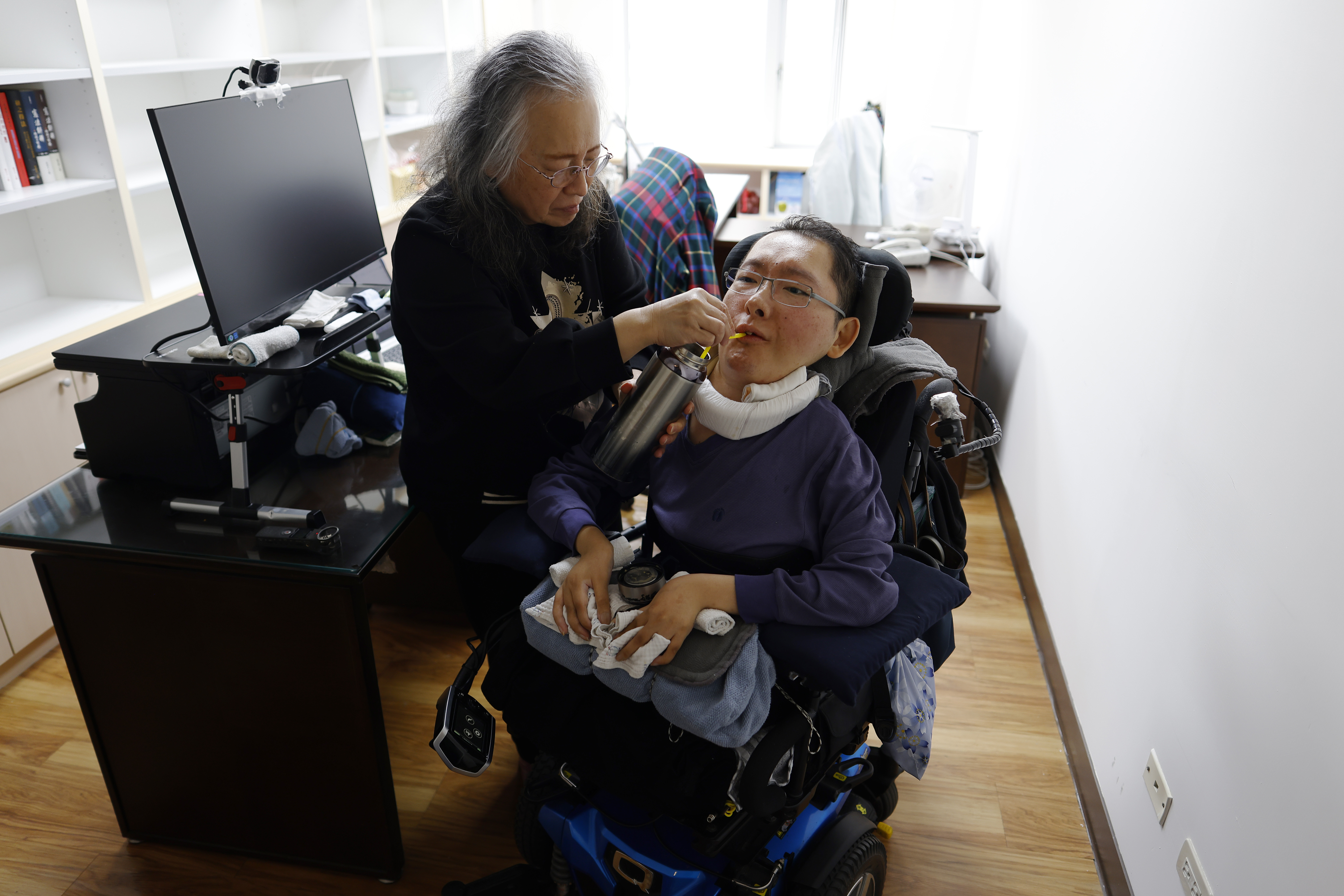 陳俊翰喜歡喝咖啡，訪談中口渴，就請母親拿保溫瓶讓他喝。