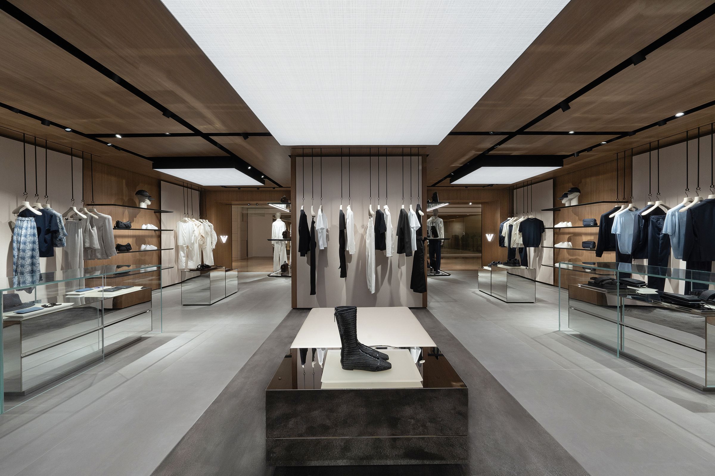 Emporio Armani專賣店動線流暢。（台灣奧西尼提供）