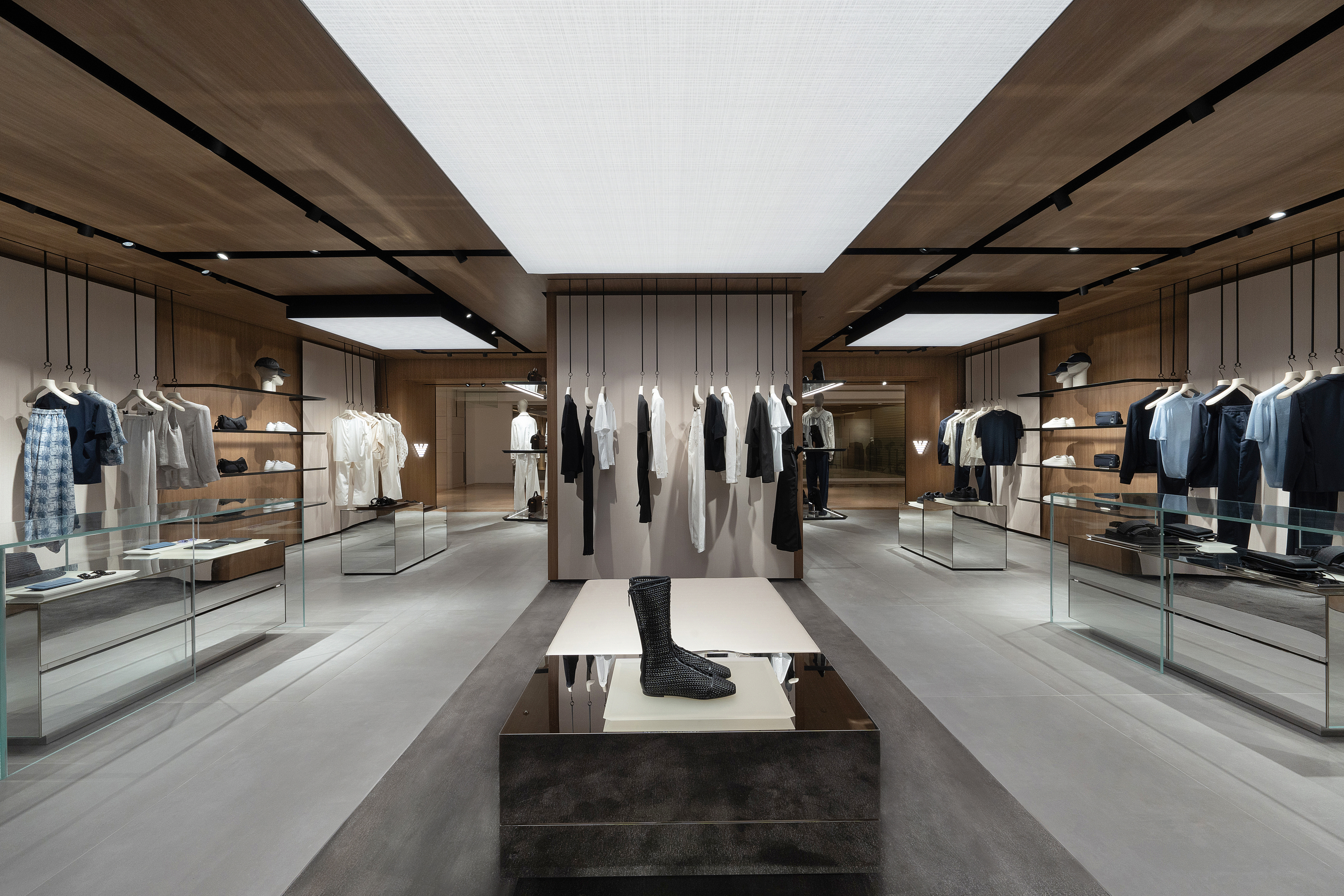 Emporio Armani專賣店動線流暢。（台灣奧西尼提供）