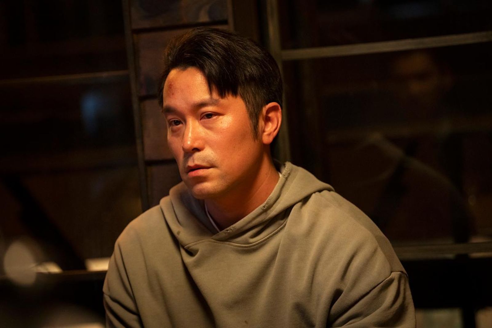 張孝全在《欠妳的那場婚禮》中，飾演失意中年男子，面對人生的重重挫折。（Netflix提供）