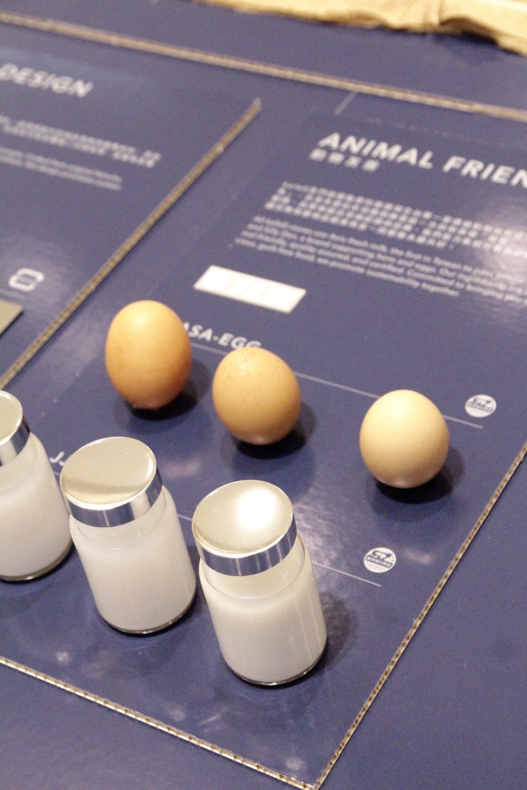 kafeD選擇與台灣第一家動物福利標章牧場「阿秀鮮乳」、友善放牧蛋品牌「傻蛋」合作，共同為動物福利發聲。