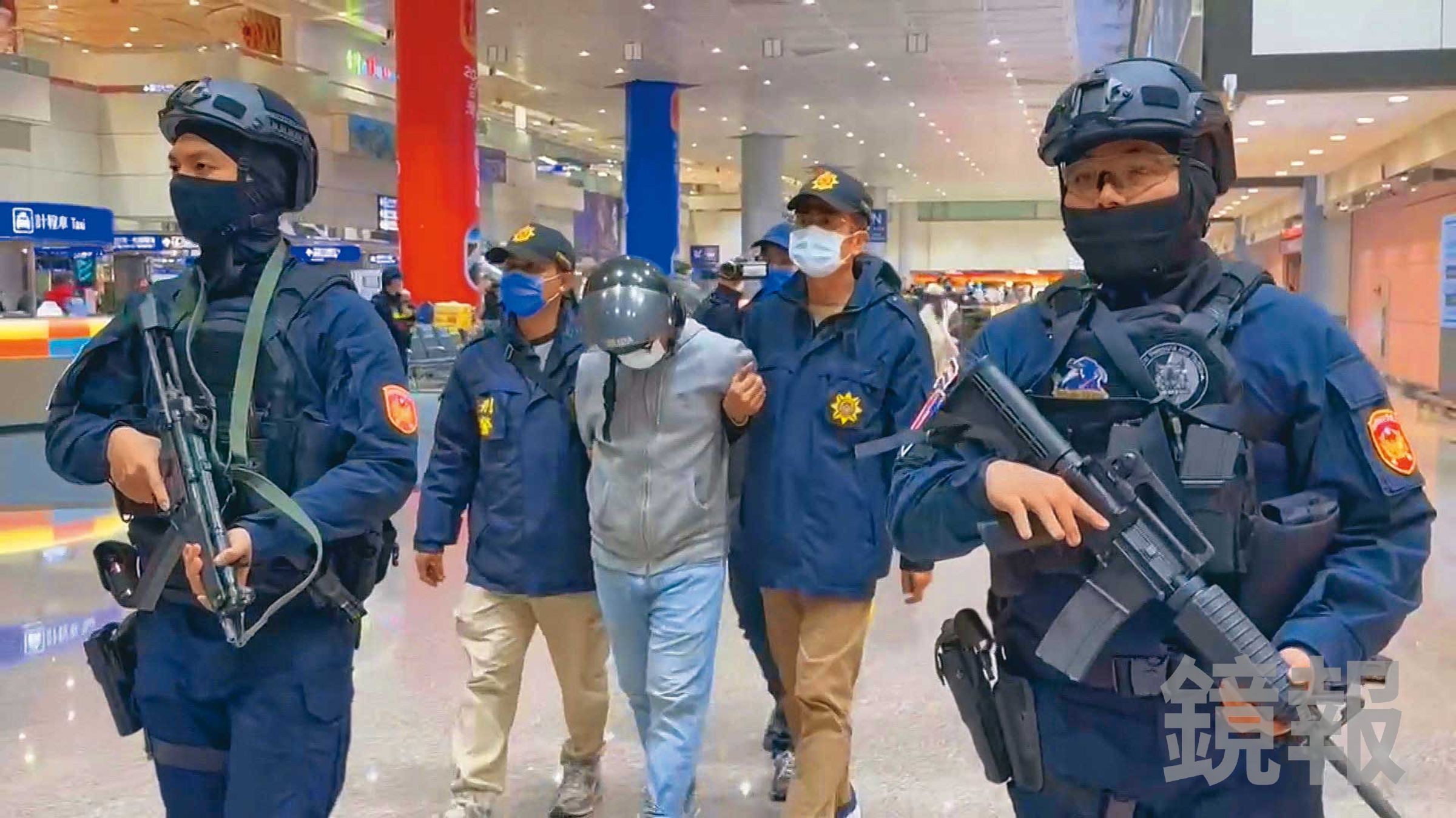 主嫌姜男（中）落網後聲稱係因不滿父親遭毆打，才夥同幫眾共謀殺害劉憲治，但檢警對其說法存疑。（鏡新聞提供）