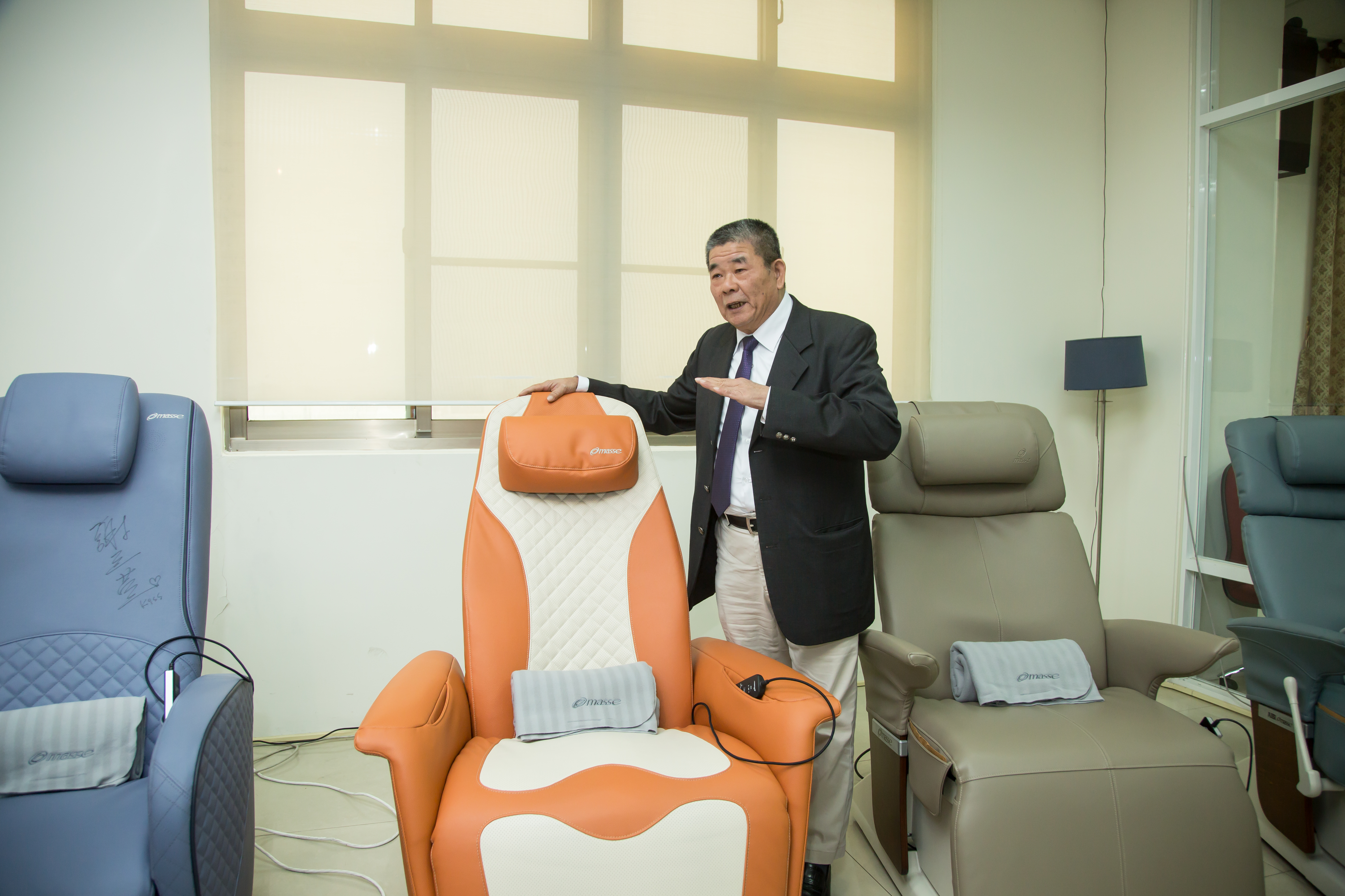 謝文旭從鐵工廠黑手出身，擅長五金加工，以5萬元創業成為台灣前三大按摩椅製造商。