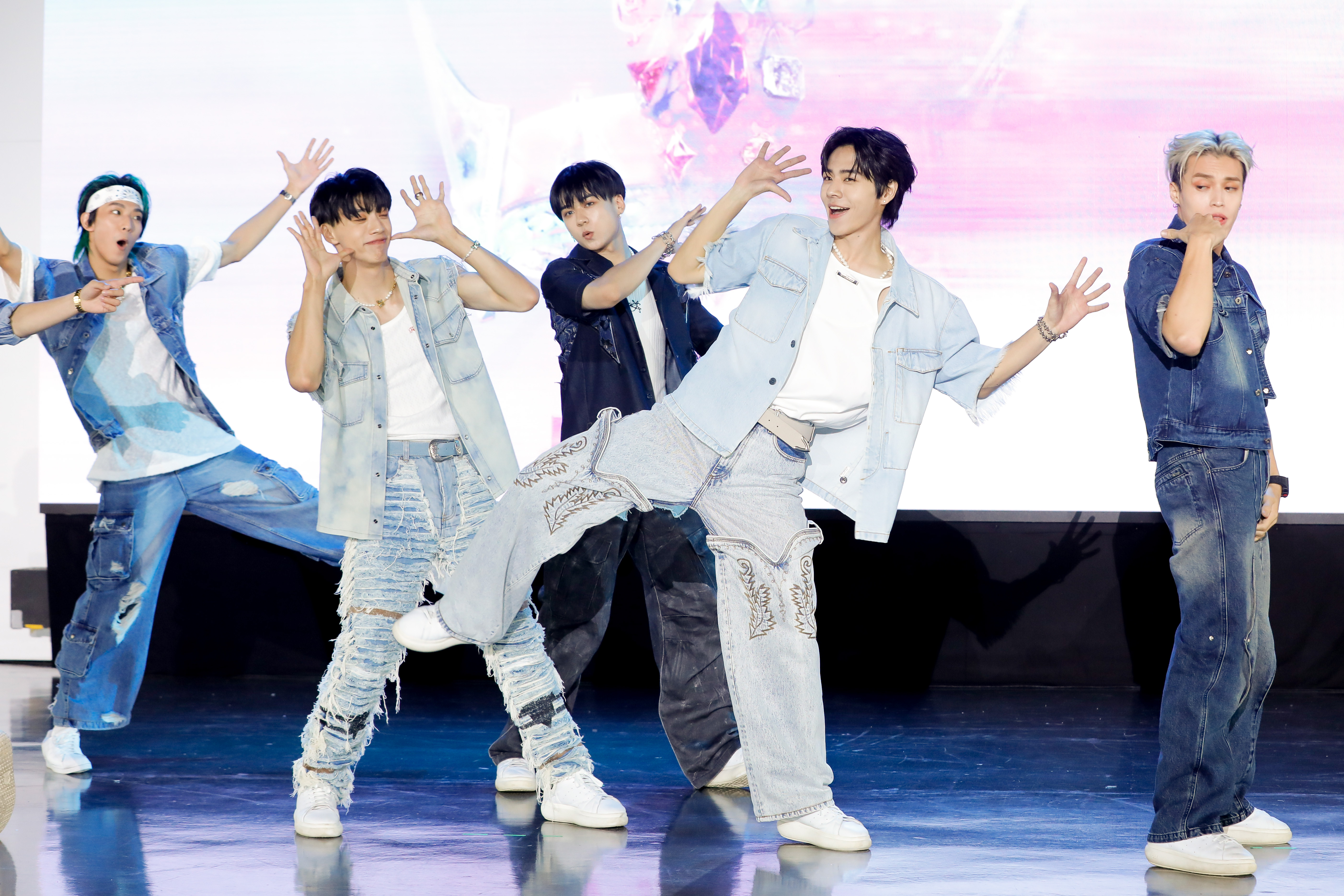 Ozone搶先在發布會現場首跳〈Speed Reload〉。