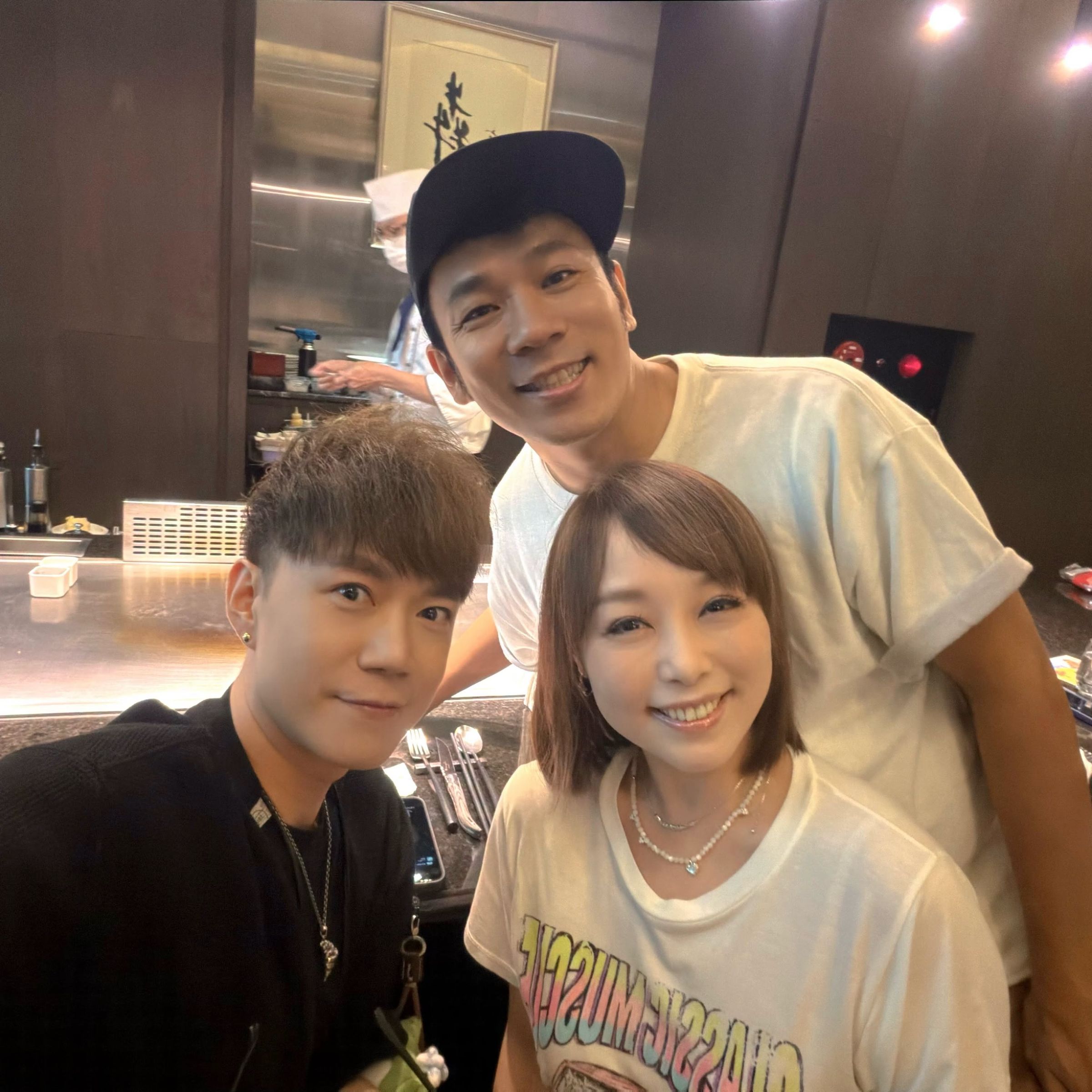 香蕉哥哥、西瓜哥哥和水蜜桃姐姐久違同框聚餐,3人的外貌跟從前幾乎都沒變。(翻攝香蕉哥哥臉書)