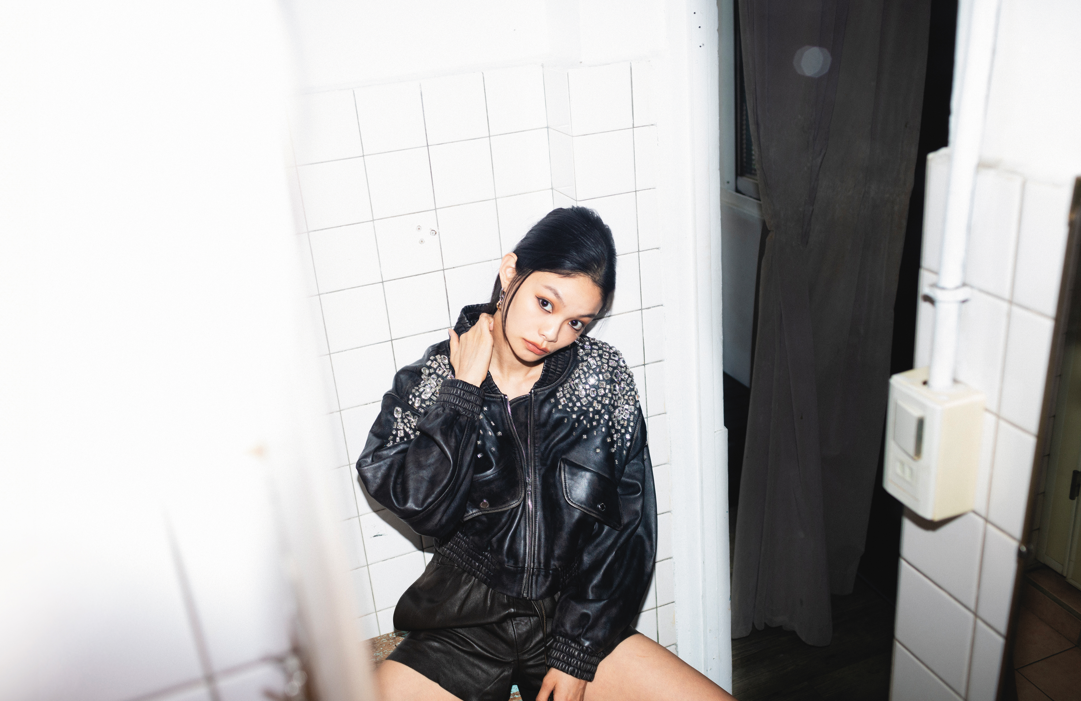 黑色水鑽短版皮外套 價格店洽 by sandro／羊皮抽繩短褲 NT$10,100 by ALLSAINTS／圈形耳環 NT$3,190 by maje