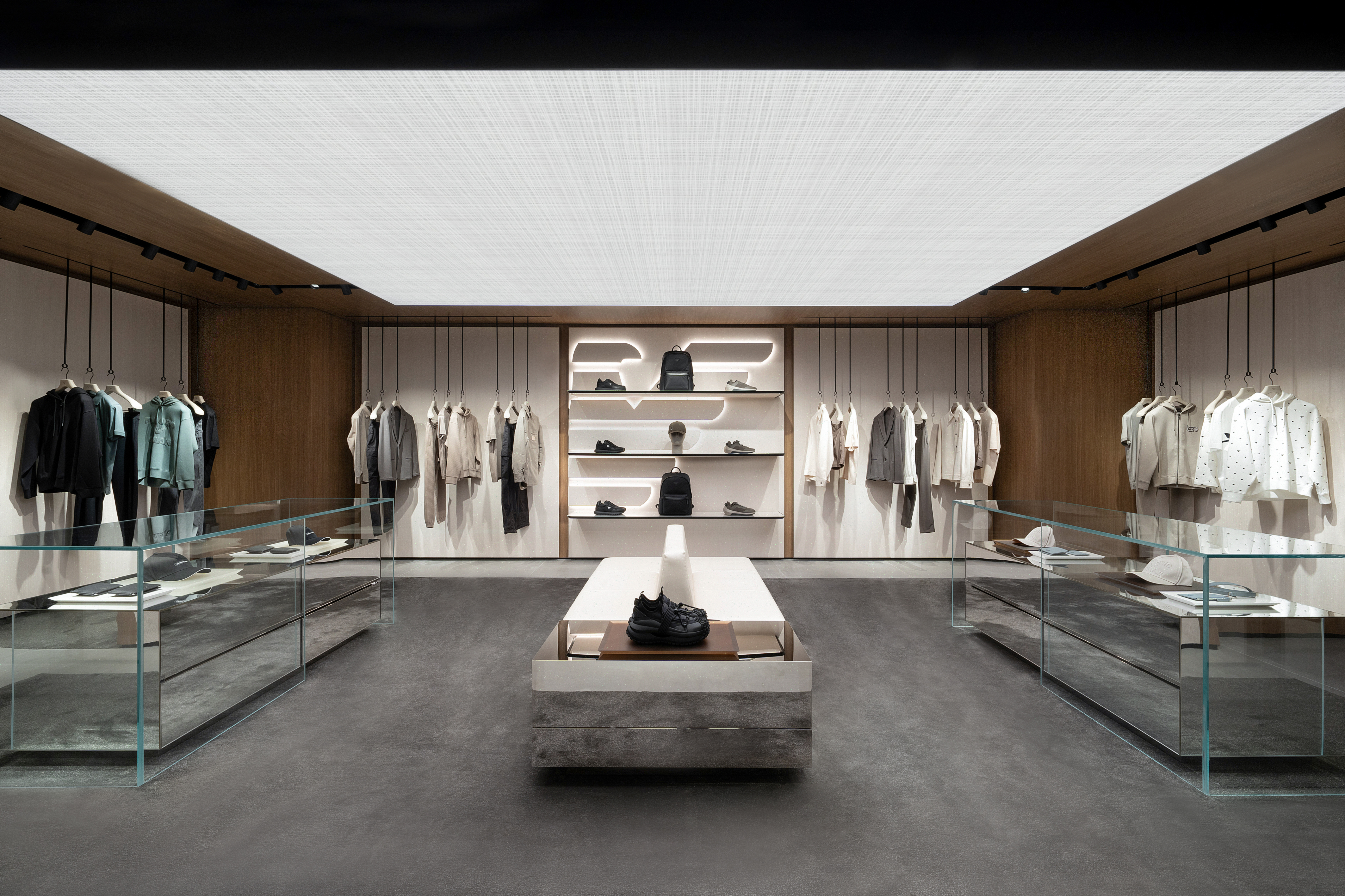 Emporio Armani高雄漢神精品店承襲米蘭旗艦店設計概念，由Giorgio Armani先生親自攜手其建築團隊操刀。（台灣奧西尼提供）