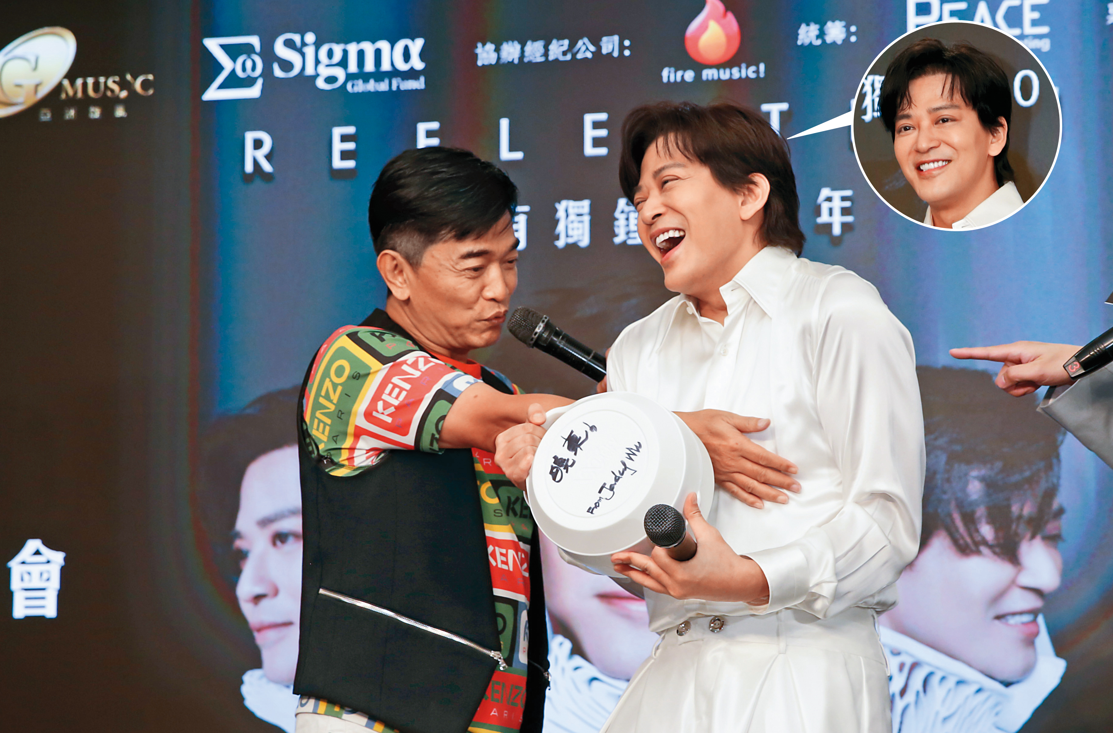 陳曉東（右）不只顏值凍齡，憲哥（左）還為大家驗貨六塊肌，驚幾丟大呼：「很結實！」小編也好想摸摸看…