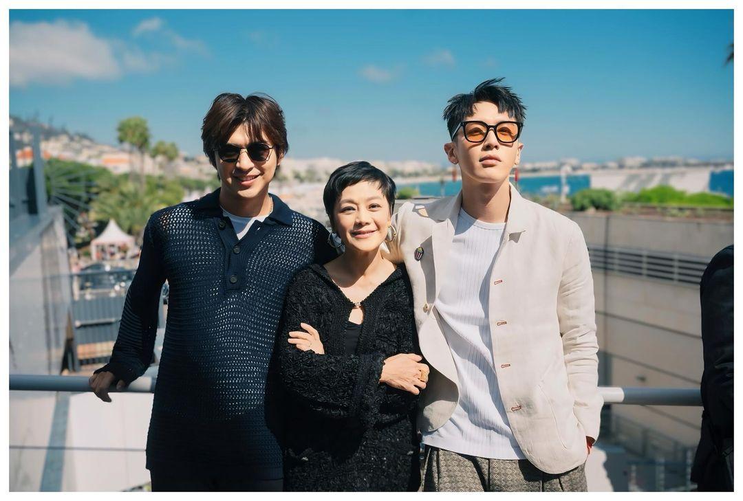 柯震東赴坎城影展參加活動，回程與張艾嘉同機，他因對方抓時間在看劇本，自己與網友閒聊感羞愧。左為陳柏霖。（翻攝柯震東Threads）