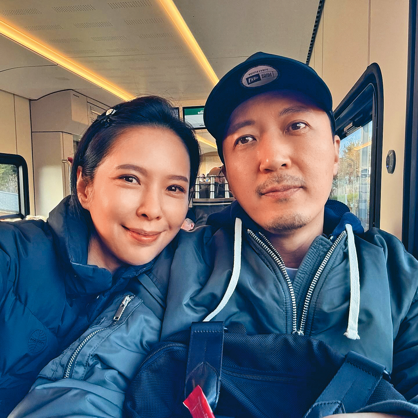 天心（左）常常曬愛，覺得這是和老公（右）互動的紀錄和慶祝。（翻攝自天心臉書）