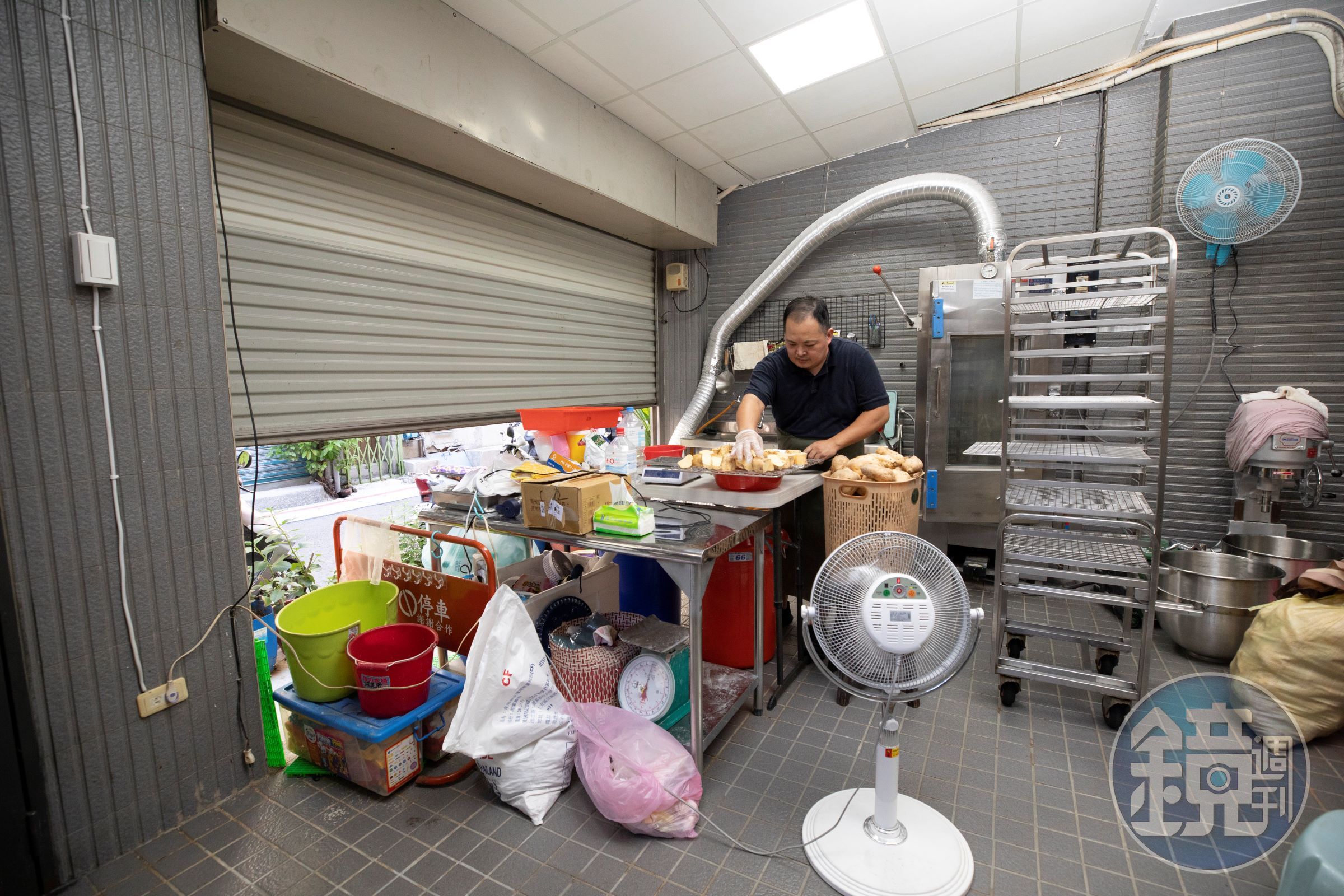 一樓車庫是劉在泓製做地瓜球原料的基地,每天他都得做65斤的地瓜球原料。