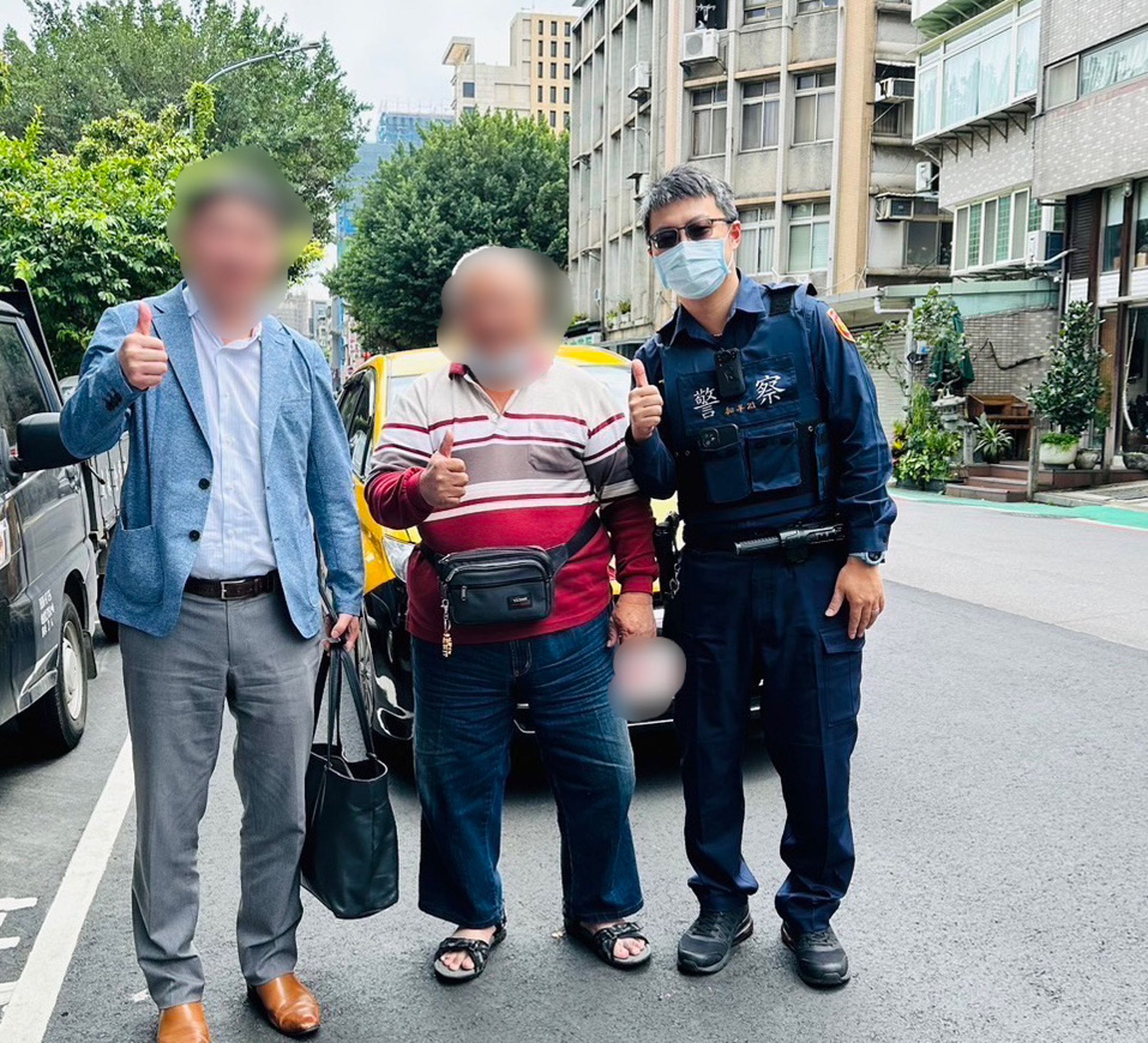 來台洽公的日籍華僑感謝警方協助尋回行李，開心與警方、小黃司機合照。（翻攝畫面）