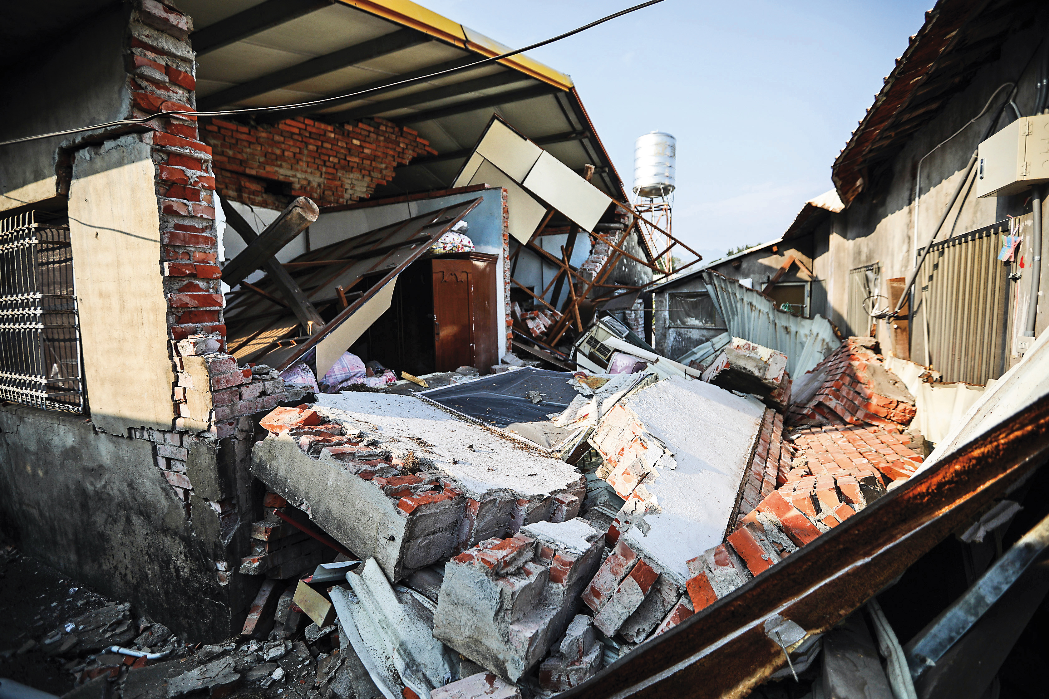0121嘉南大震後餘震不斷，台南楠西區更傳出多處民宅嚴重崩塌的災情。