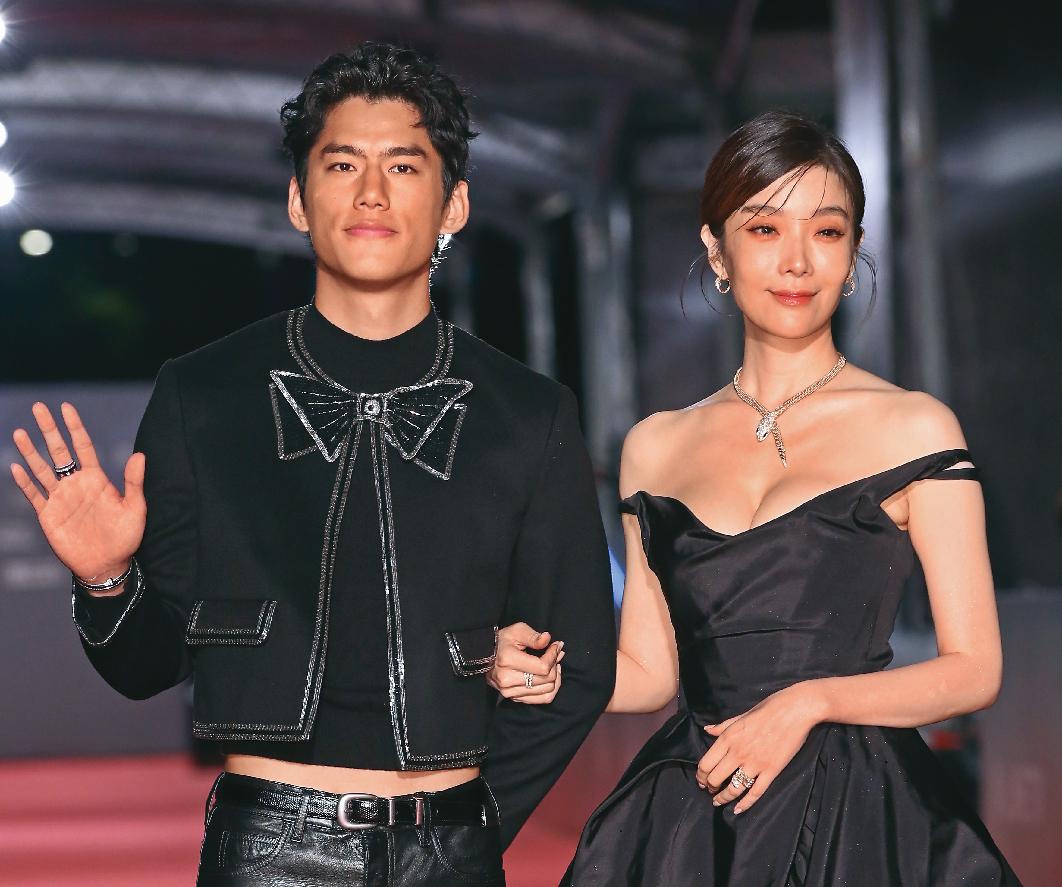 朱軒洋（左）是金獎常客，更因和蔡淑臻（右）演出《村裡來了個暴走女外科》受到矚目。