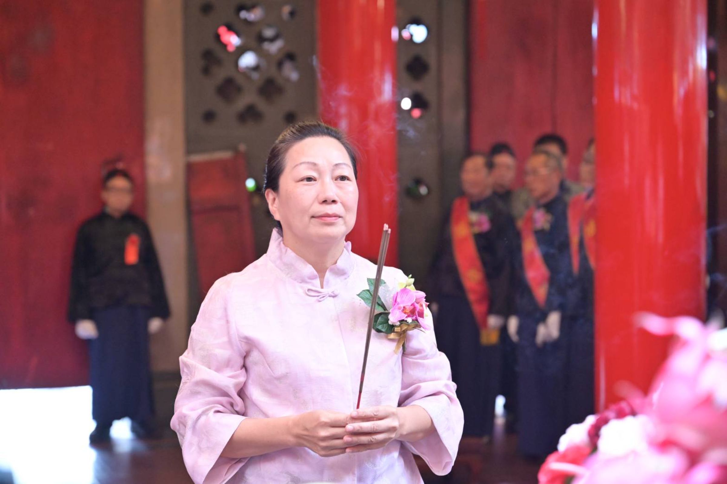 徐榛蔚29日再度來到台北參拜,接受廟方捐贈災民1,120台冰箱,但同日立霧溪發生潰壩她卻不在花蓮,引發質疑。(花蓮縣府提供)