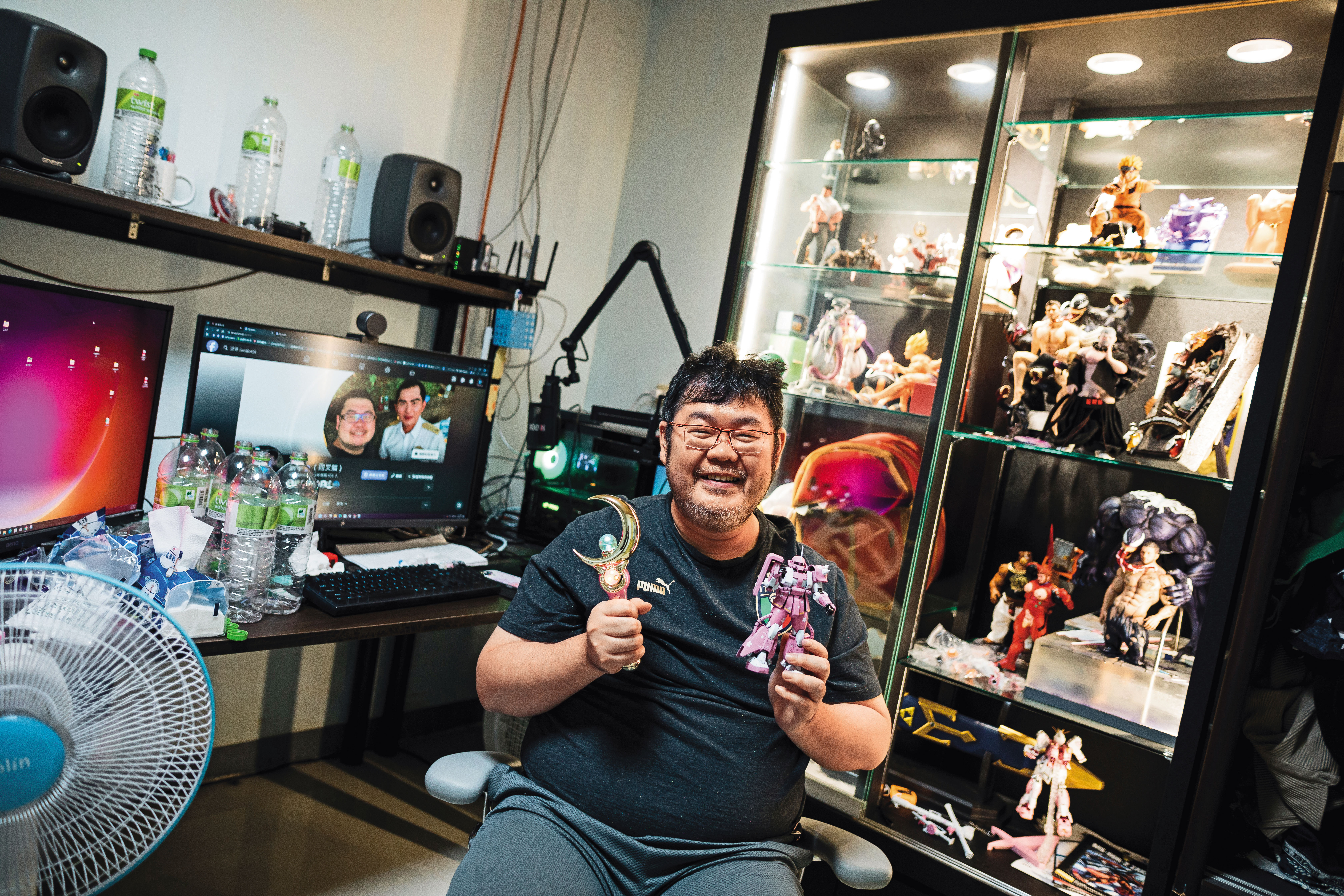 四叉貓很在意電腦桌上的整潔，說自己是網美，怎麼能被拍到一堆寶特瓶都不清呢？二訪時特別強調，已經清掉了。