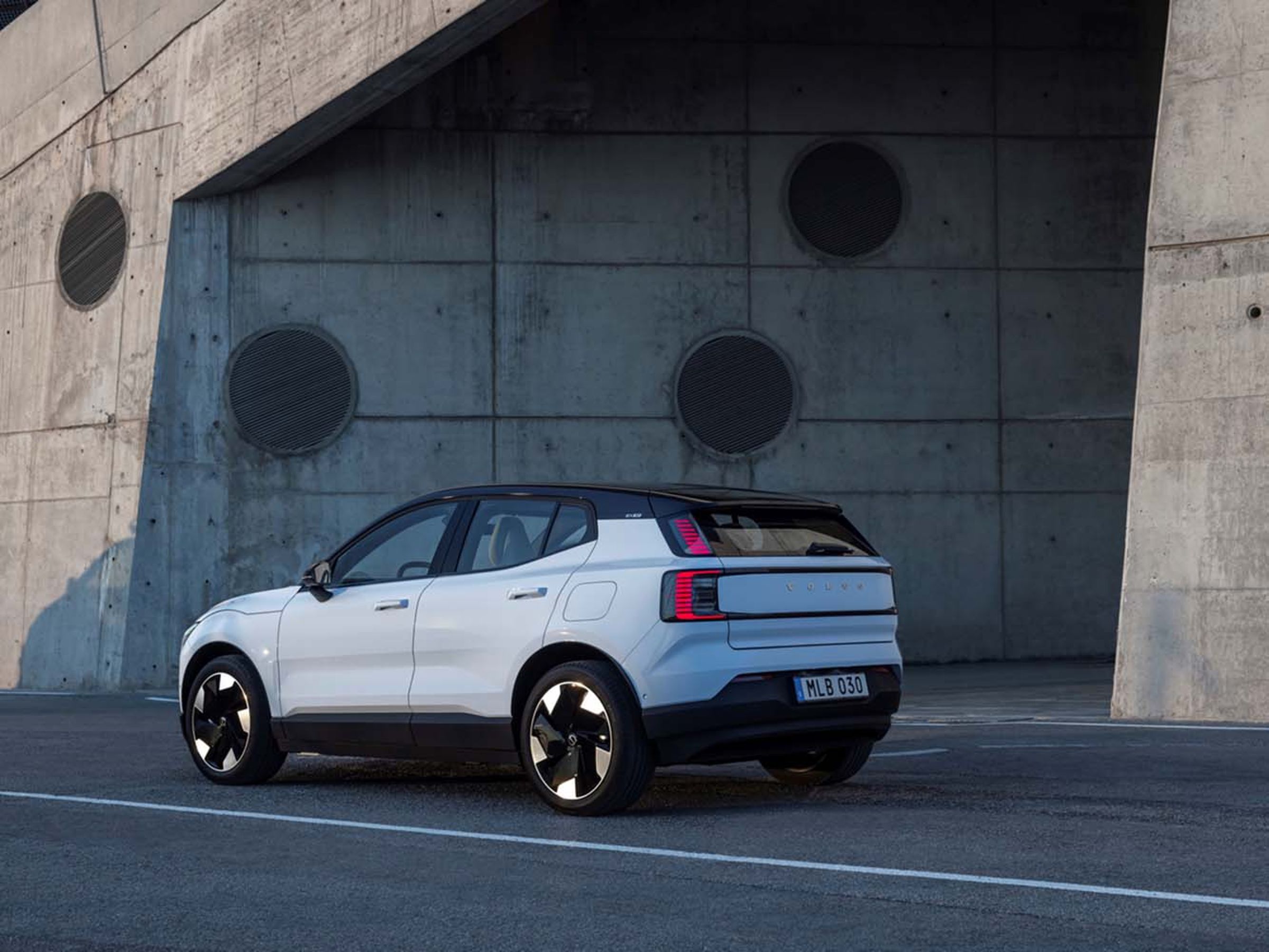車外採用雙色設計，車尾的雙層LED尾燈具備動態模式。