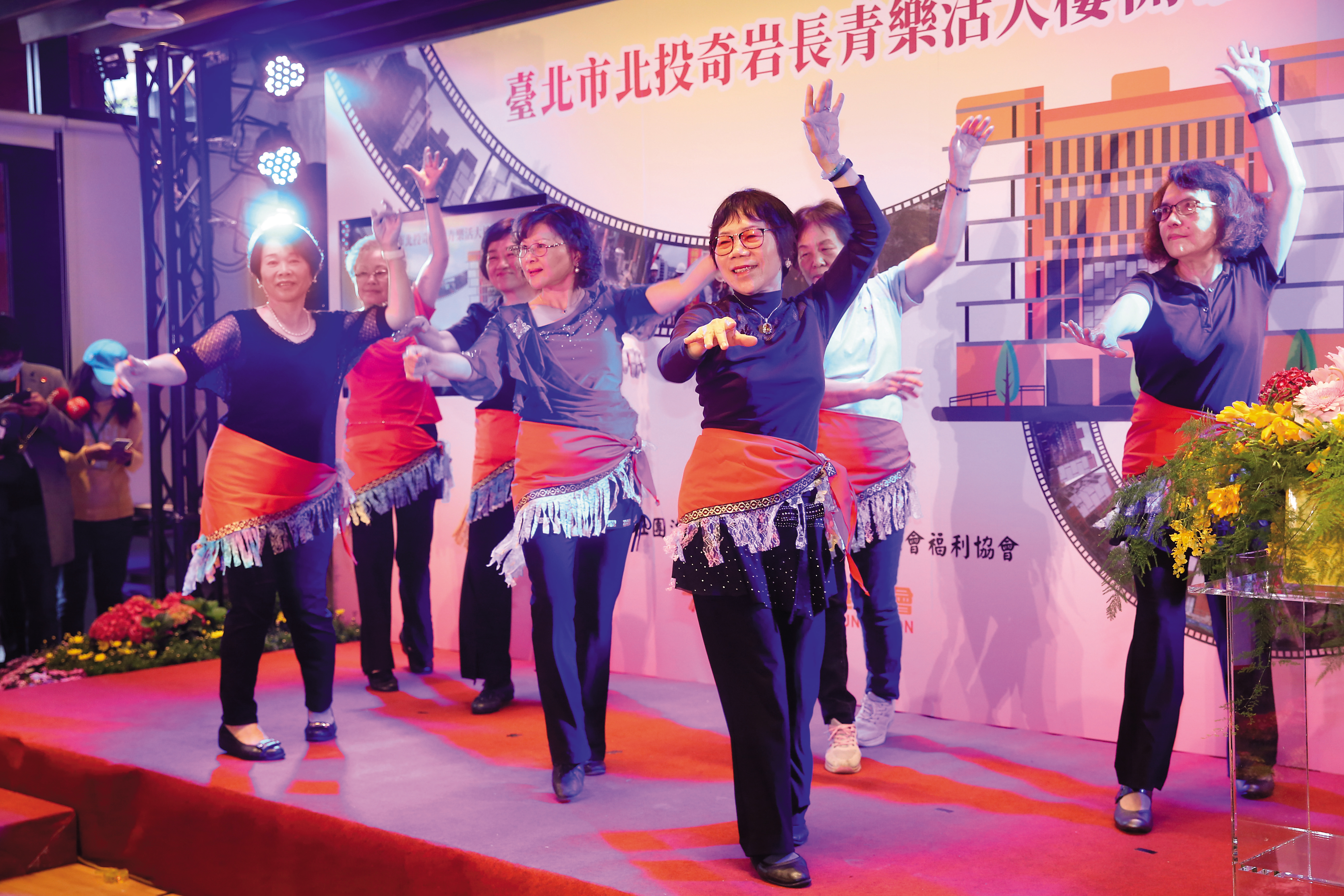 2025年起，台灣每5人中就有1位65歲以上長者，退休規劃要將長照納入其中。