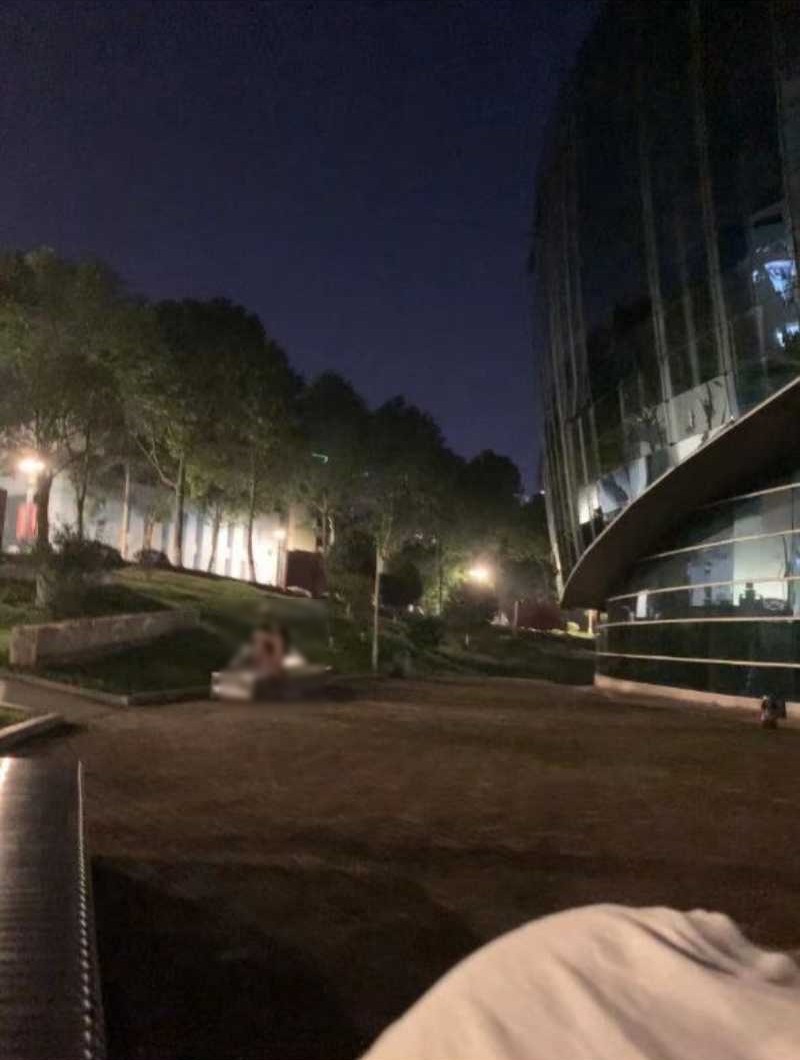 同學拍到情侶野戰。（翻自《黑料網》）