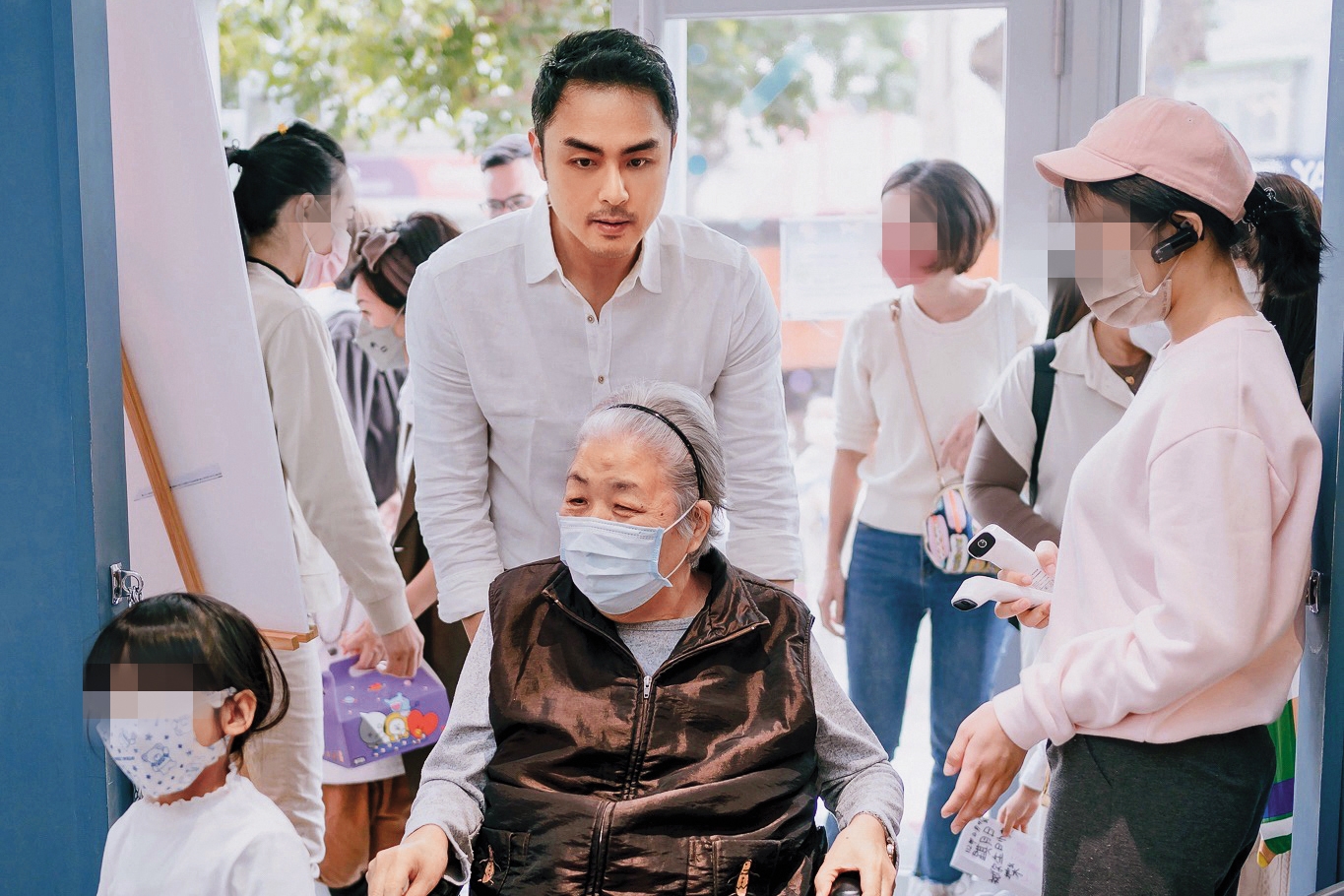 孝順的明道（中後）曾推著媽媽（中前）出席家庭聚會。（讀者提供）