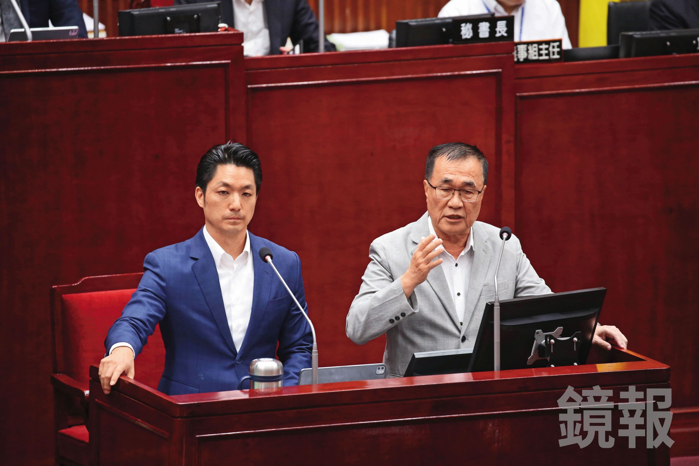 北市市長蔣萬安（左）面對副市長李四川（右）被拱選新北，態度從緊抱變接受。（鏡報董孟航）
