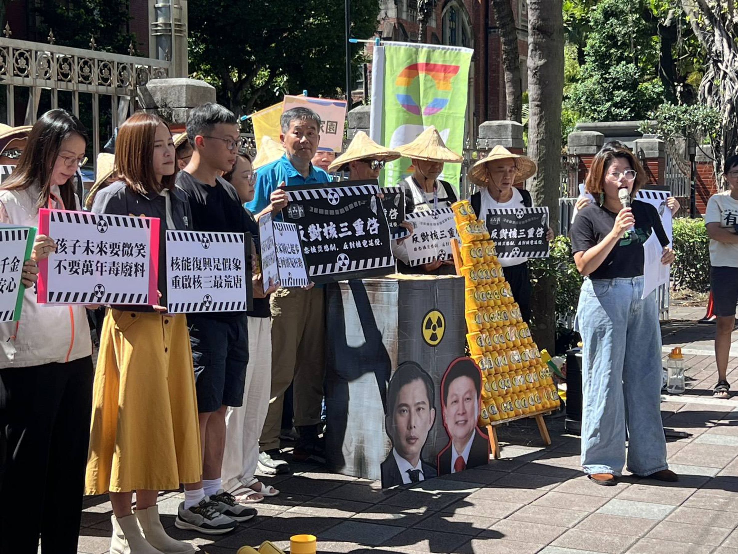 小黨與民團今在立法院前呼籲反對核三重啟。(翻攝自人民作主志工團臉書)