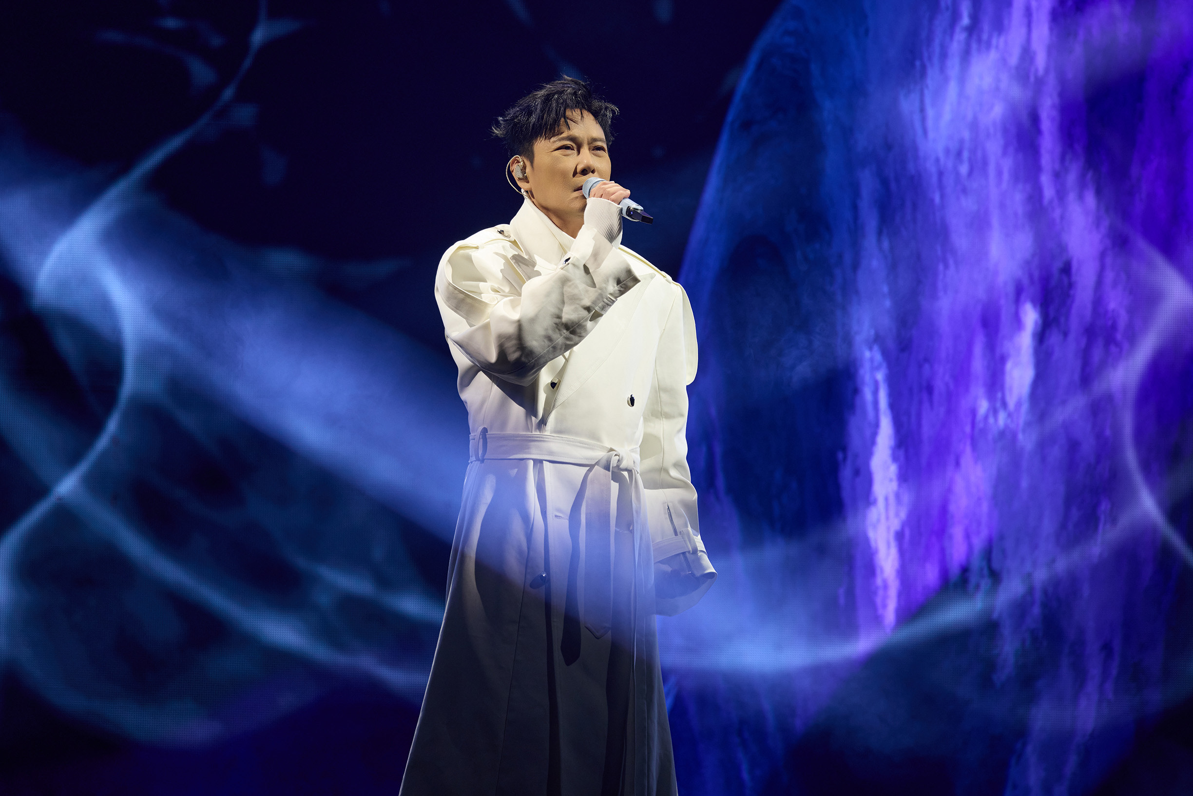 在兩場杭州收官場中，張信哲服裝全換新。